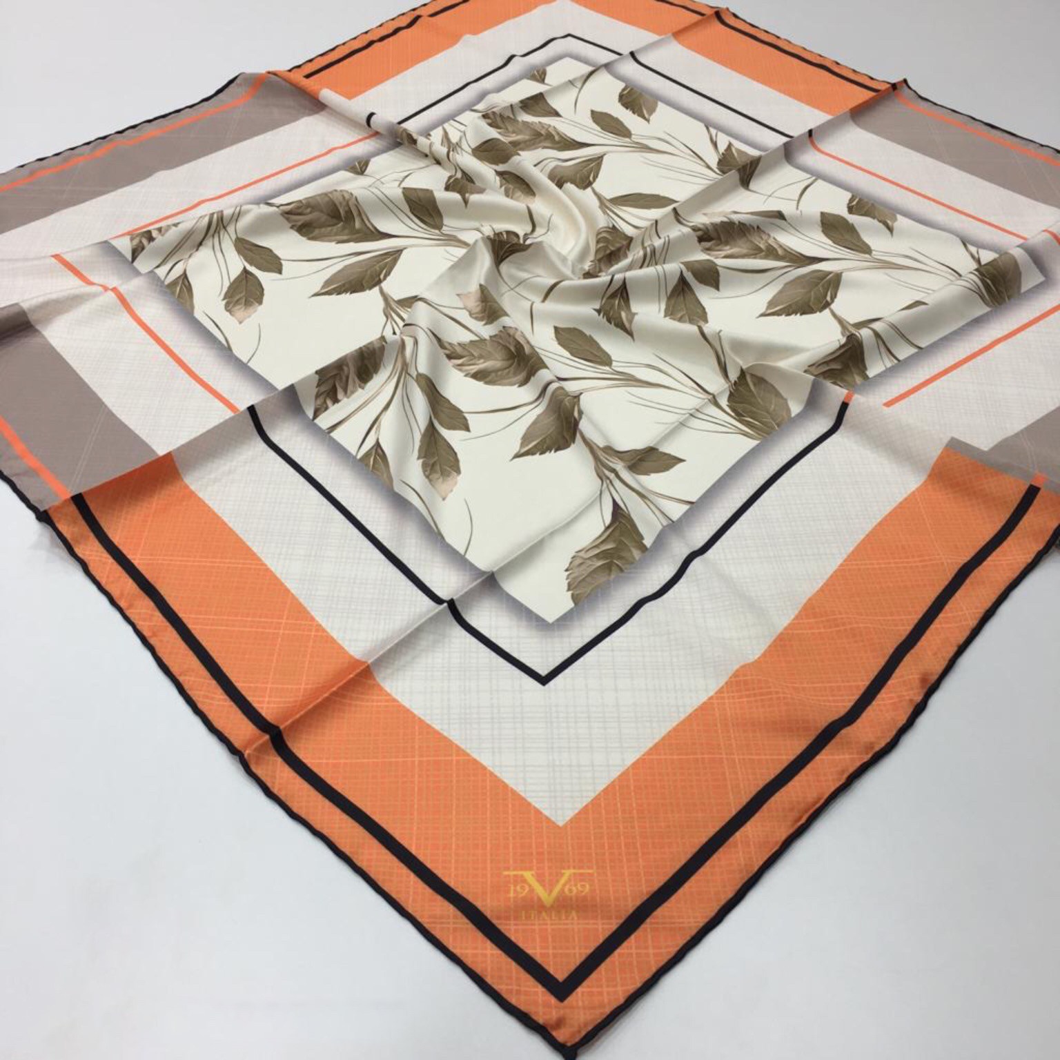 ScarfÇiçekli Desen Black Seri Rayon Eşarp Askısı ile Birlikte 90x90 cm