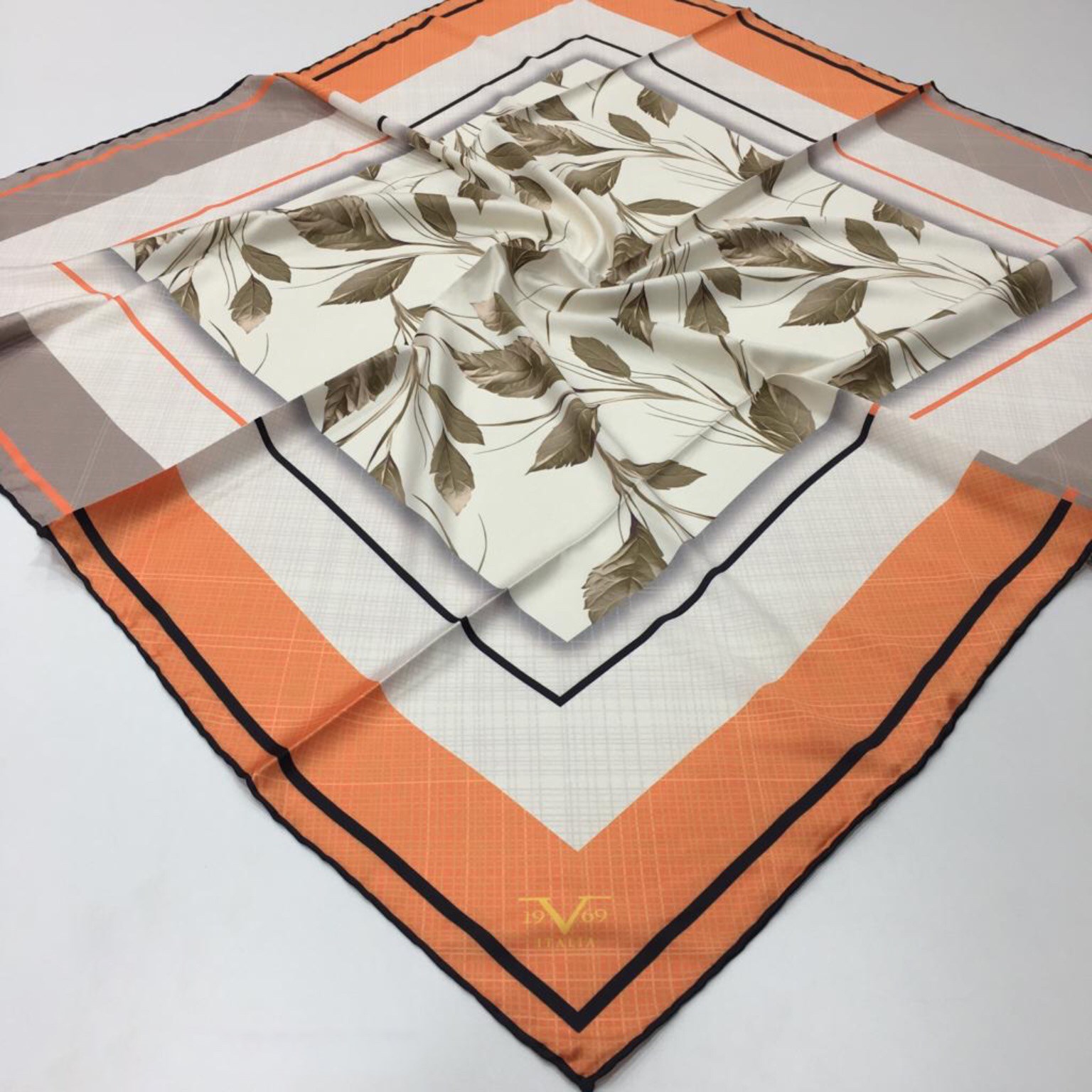 EŞARPÇiçekli Desen Black Seri Rayon Eşarp Askısı ile Birlikte 90x90 cm