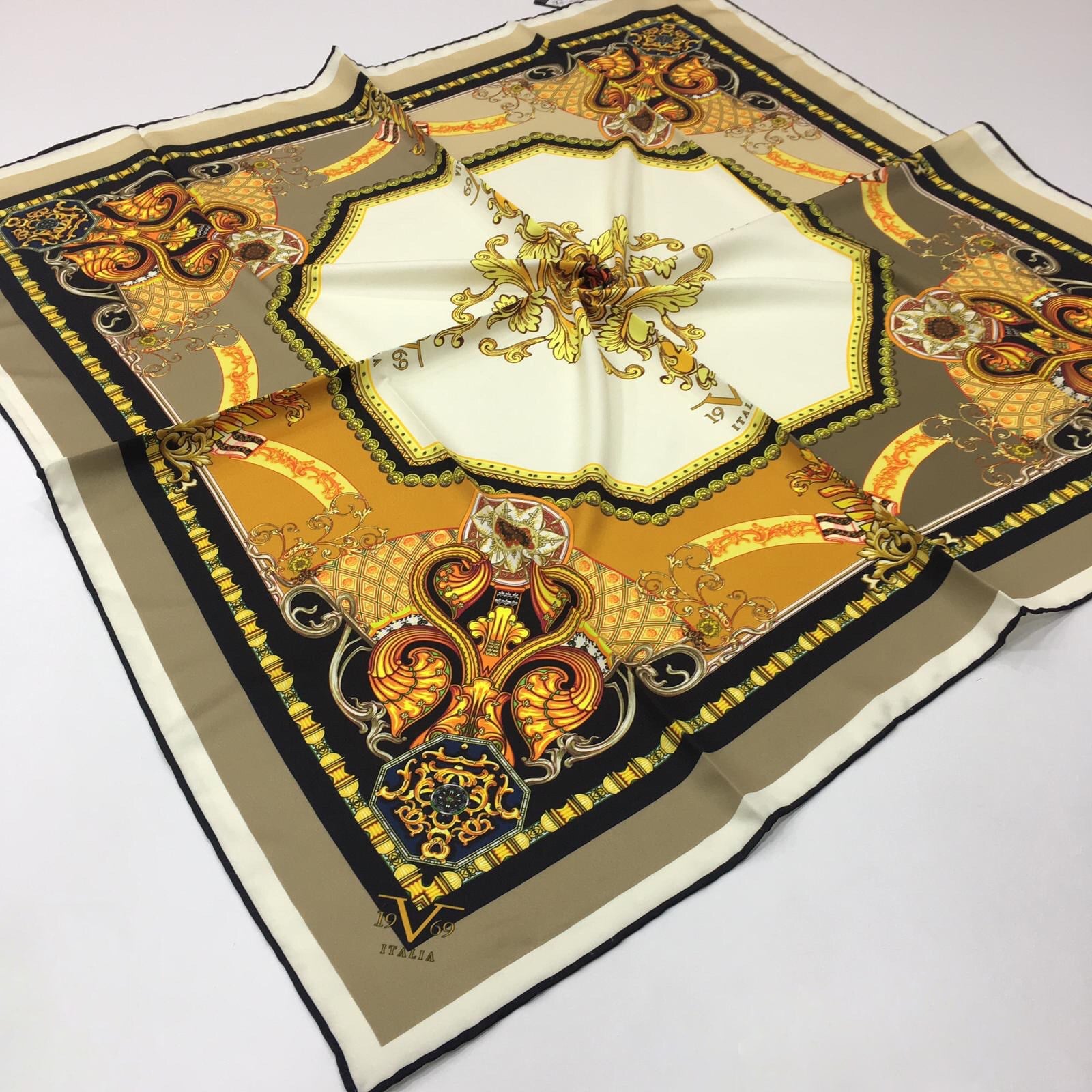BLACK SERİ EŞARPÇiçekli Desen Black Seri Twill Eşarp Askısı ile Birlikte 90x90 cm