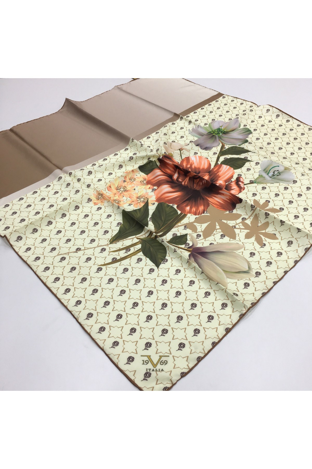 GOLD SERİ EŞARPÇiçekli Desen Gold Seri Twill Eşarp Askısı ile Birlikte 90x90 cm