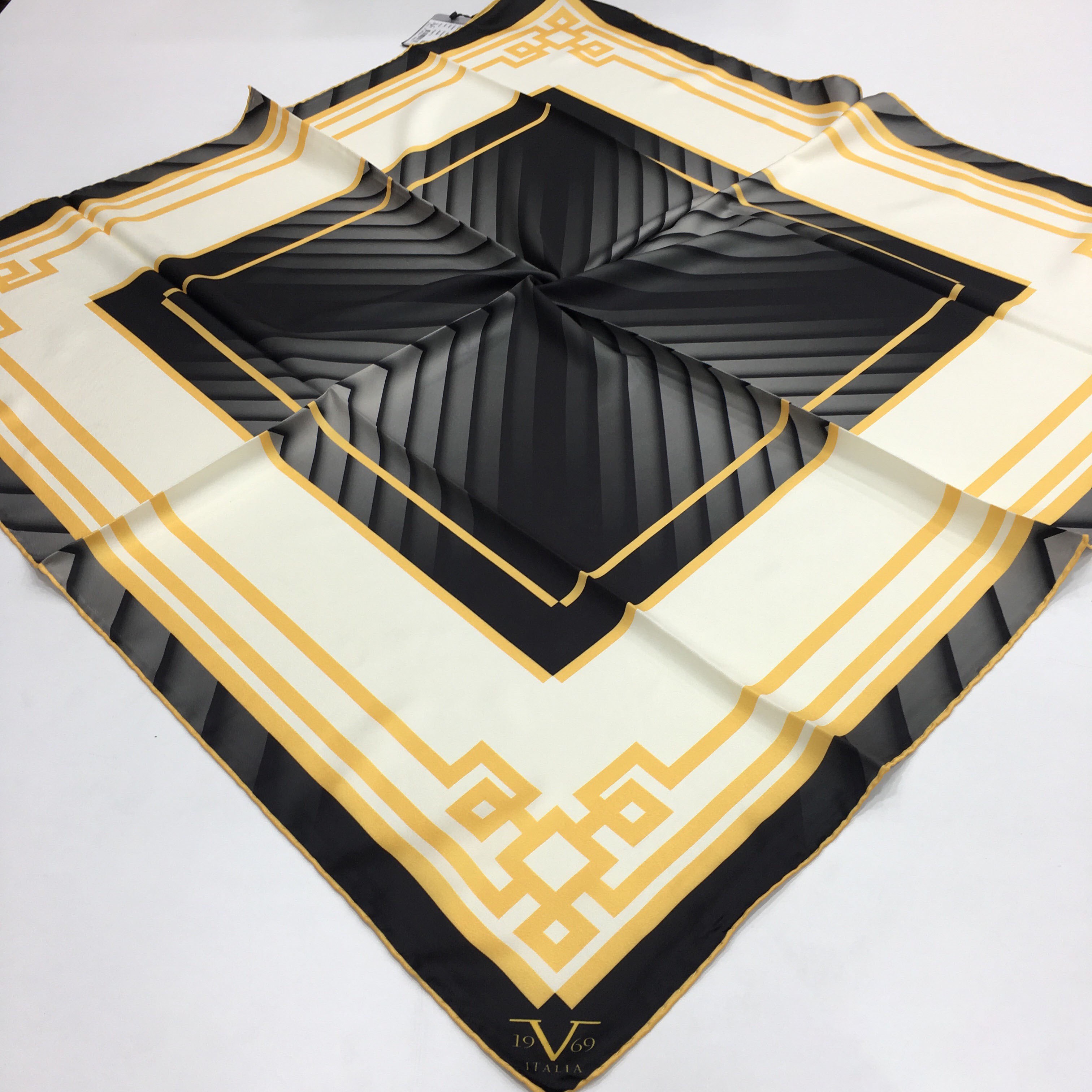 BLACK SERİ EŞARPGeometrik Desen Black Seri Twill Eşarp Askısı ile Birlikte 90x90 cm