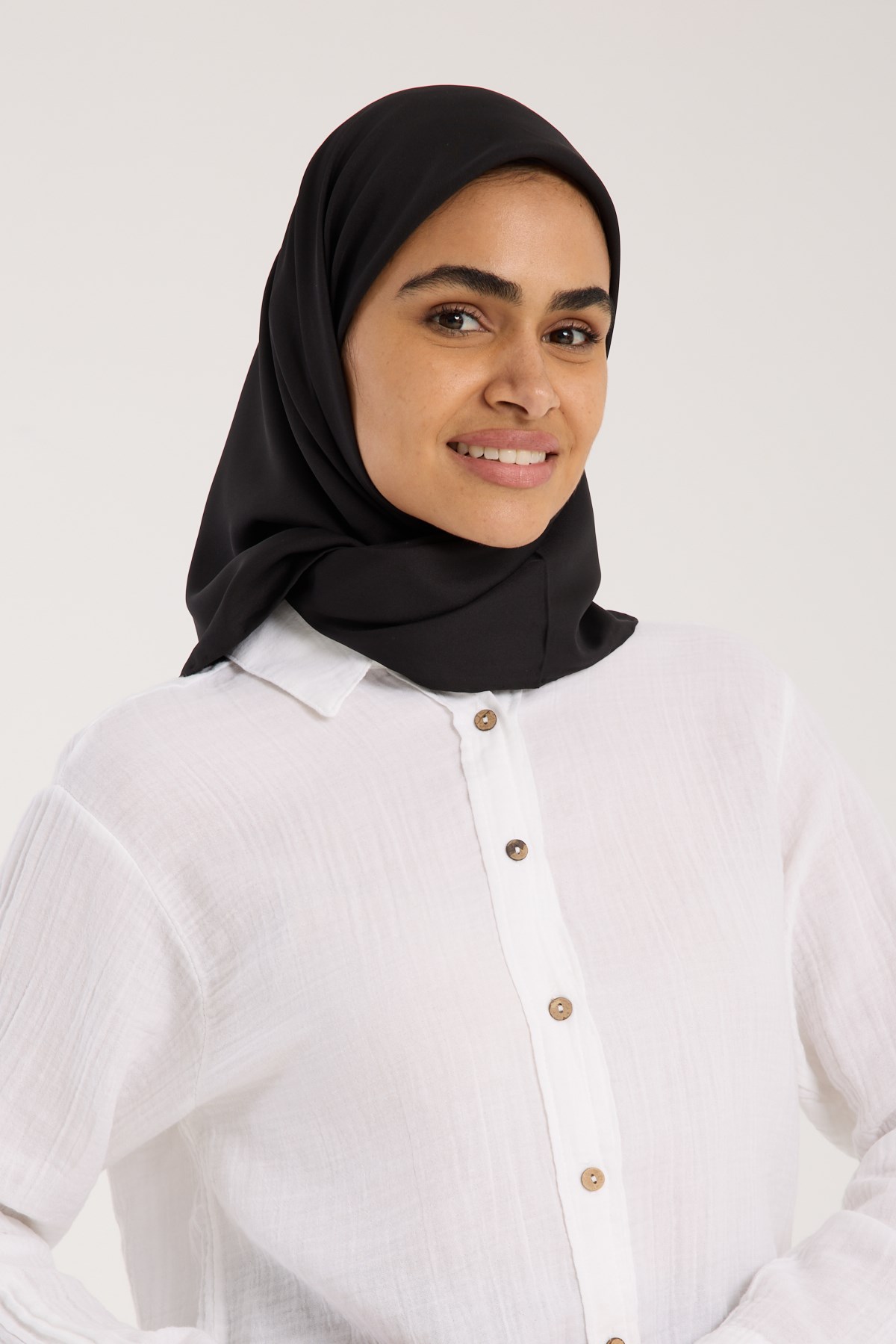 BLACK SERİ EŞARPDüz Renk Black Seri Twill Eşarp Askısı ile Birlikte 90x90 cm