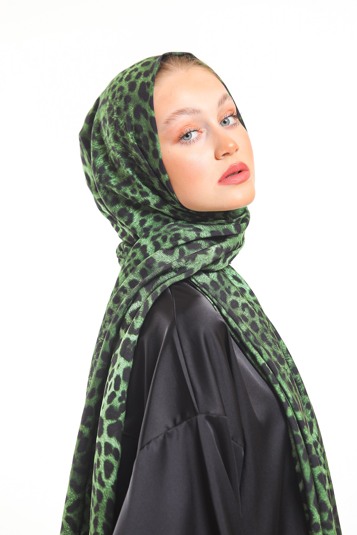 MODAL ŞALLeopar Desen Modal Seri Şal Askısı İle Birlikte 75x200 cm