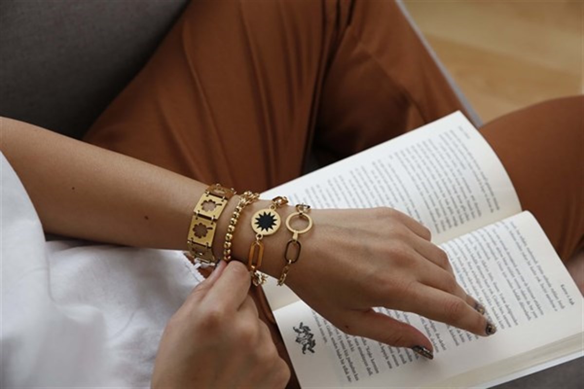 Çelik Bileklik (en sağdaki)