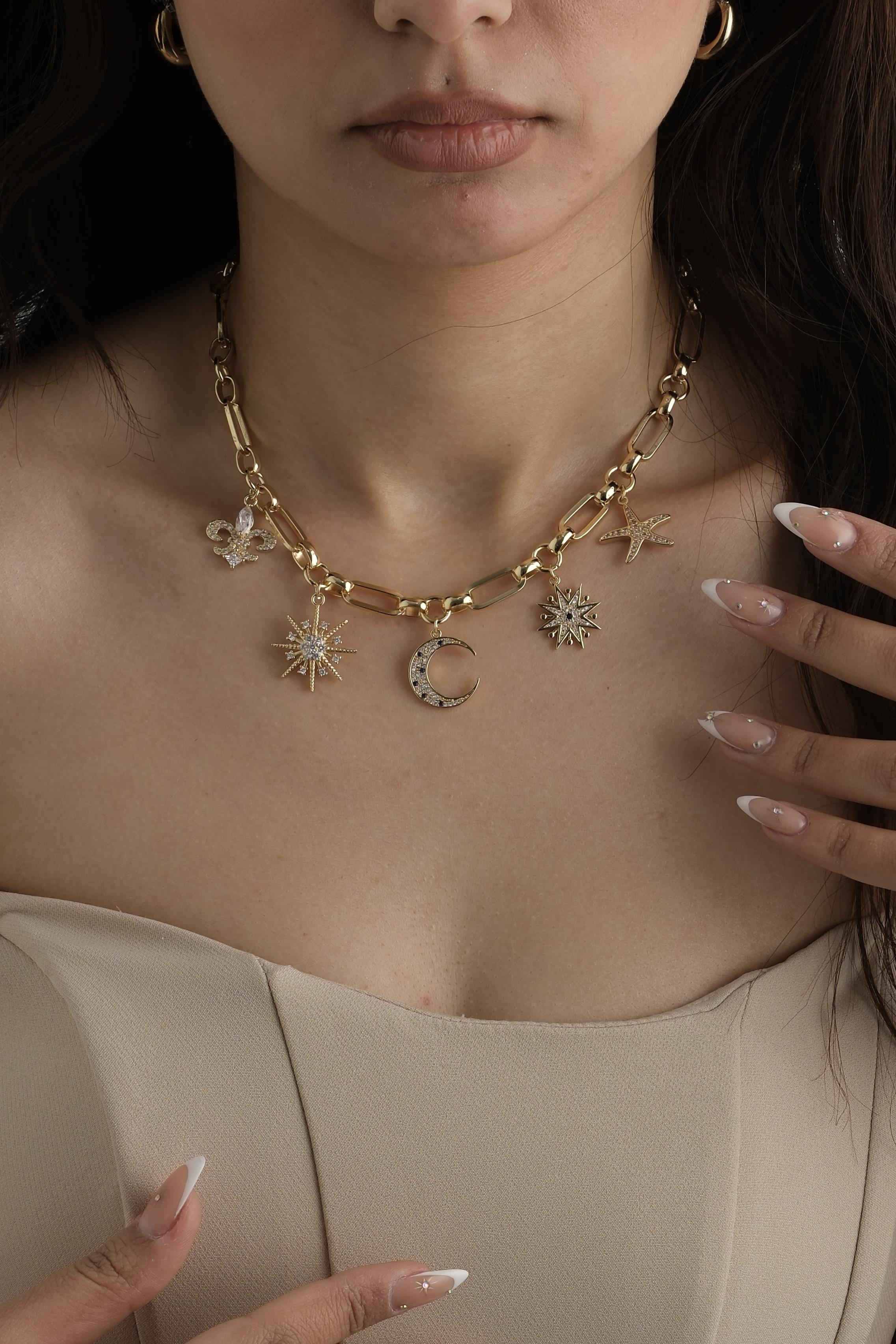 Çoklu Taşlı Charmlı Kolye