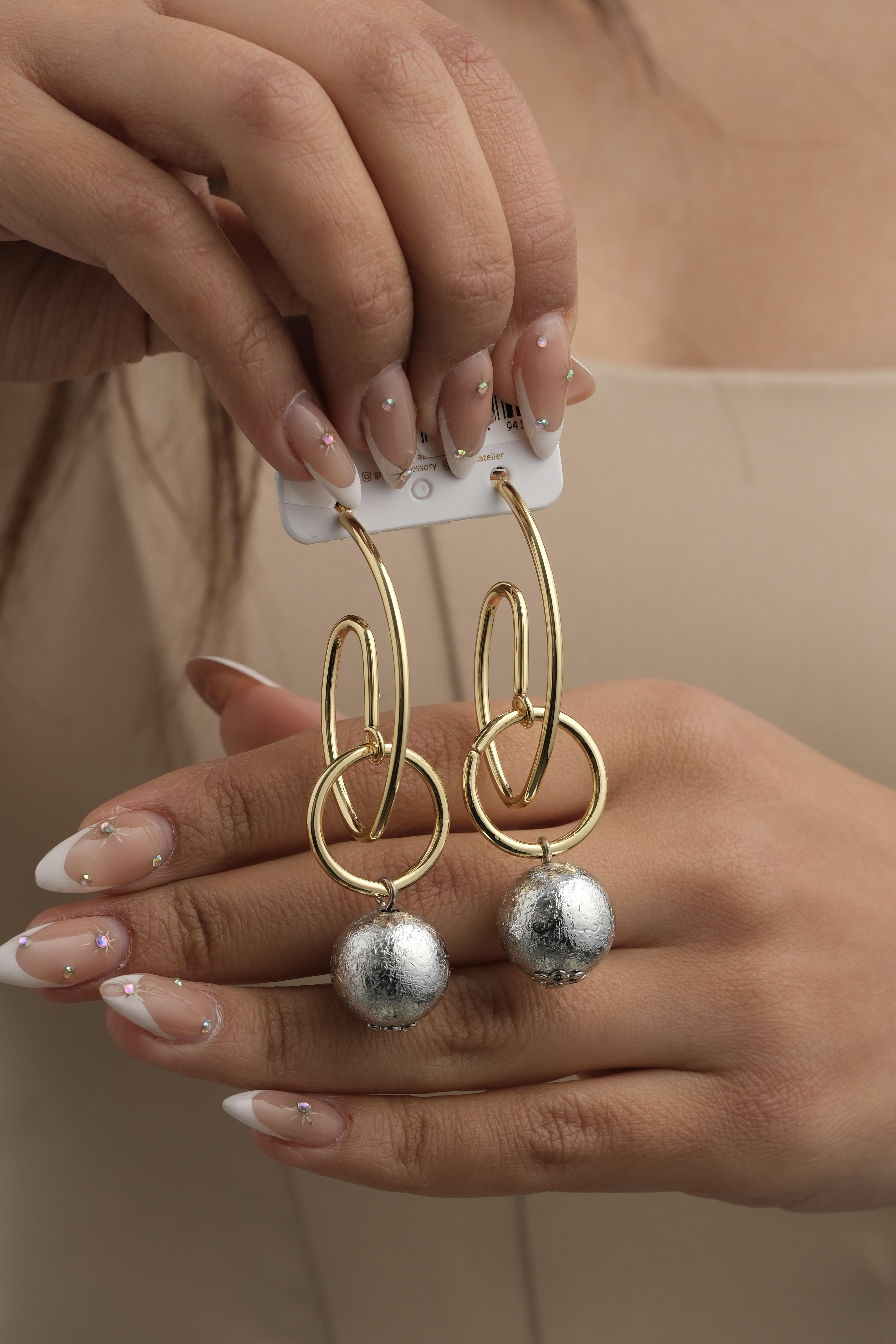 Geometrik Sallantılı Topçuk Küpe