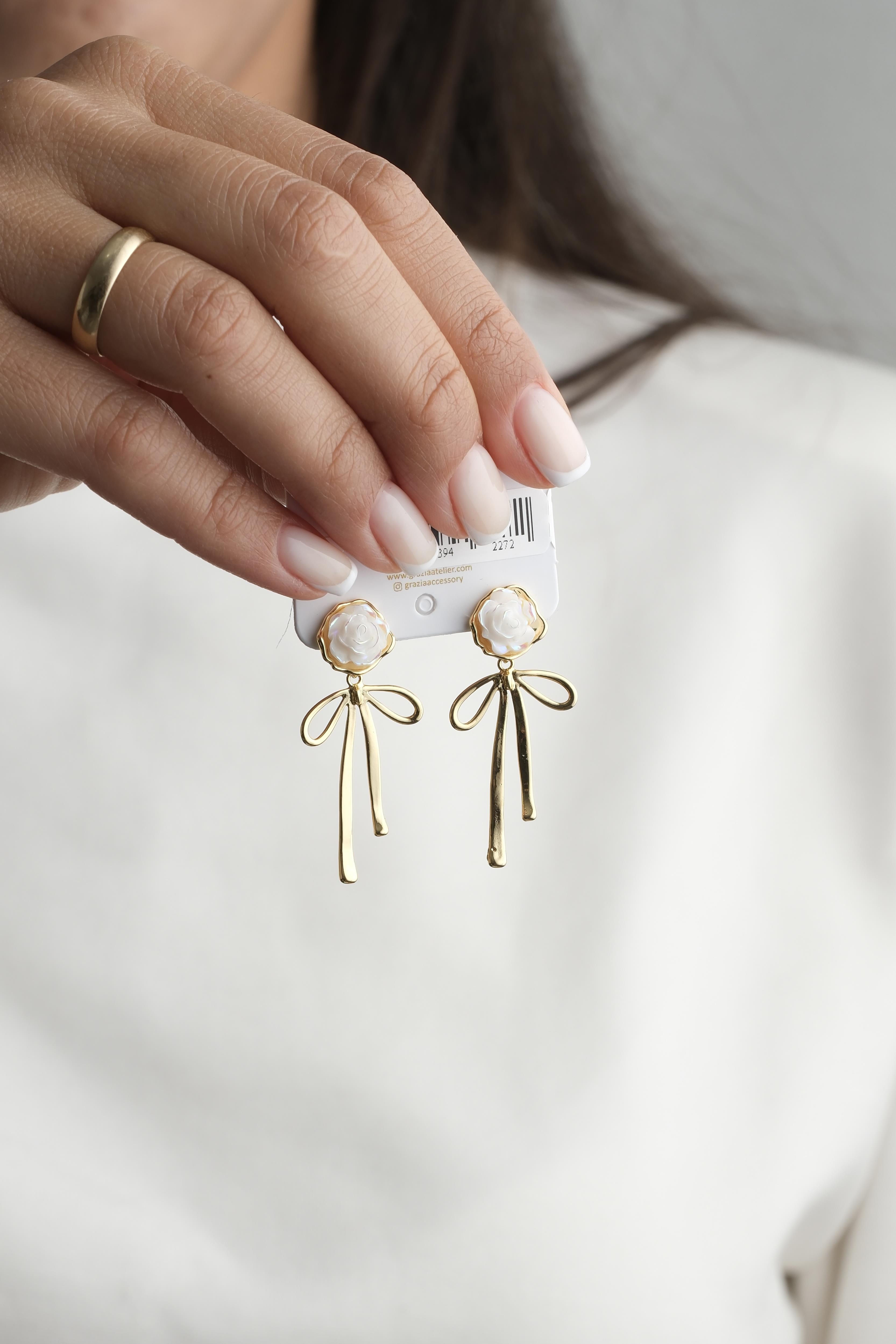 Gold Kurdele Beyaz Gül Küpe