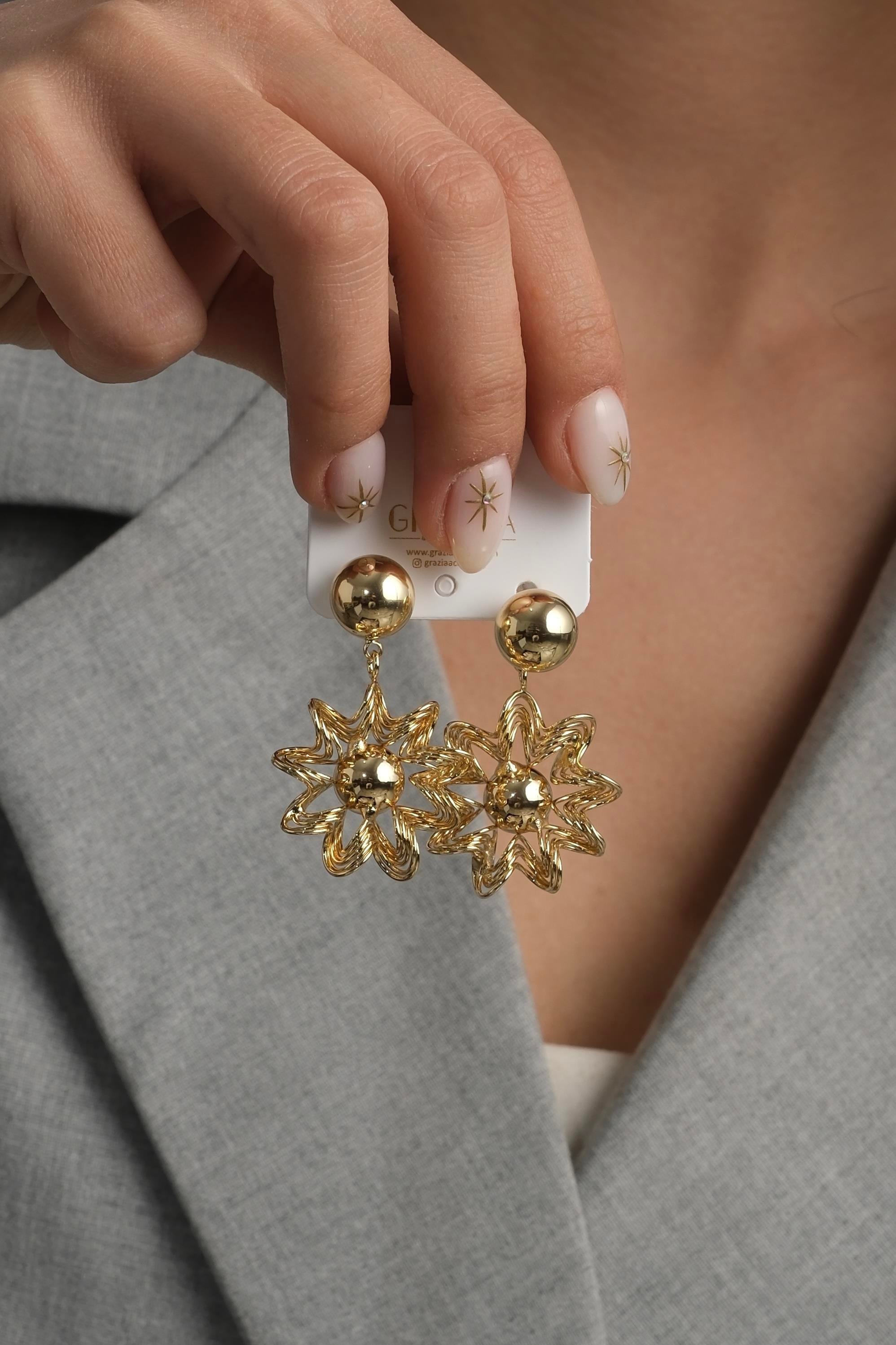 Gold Sallantılı Çiçek Küpe