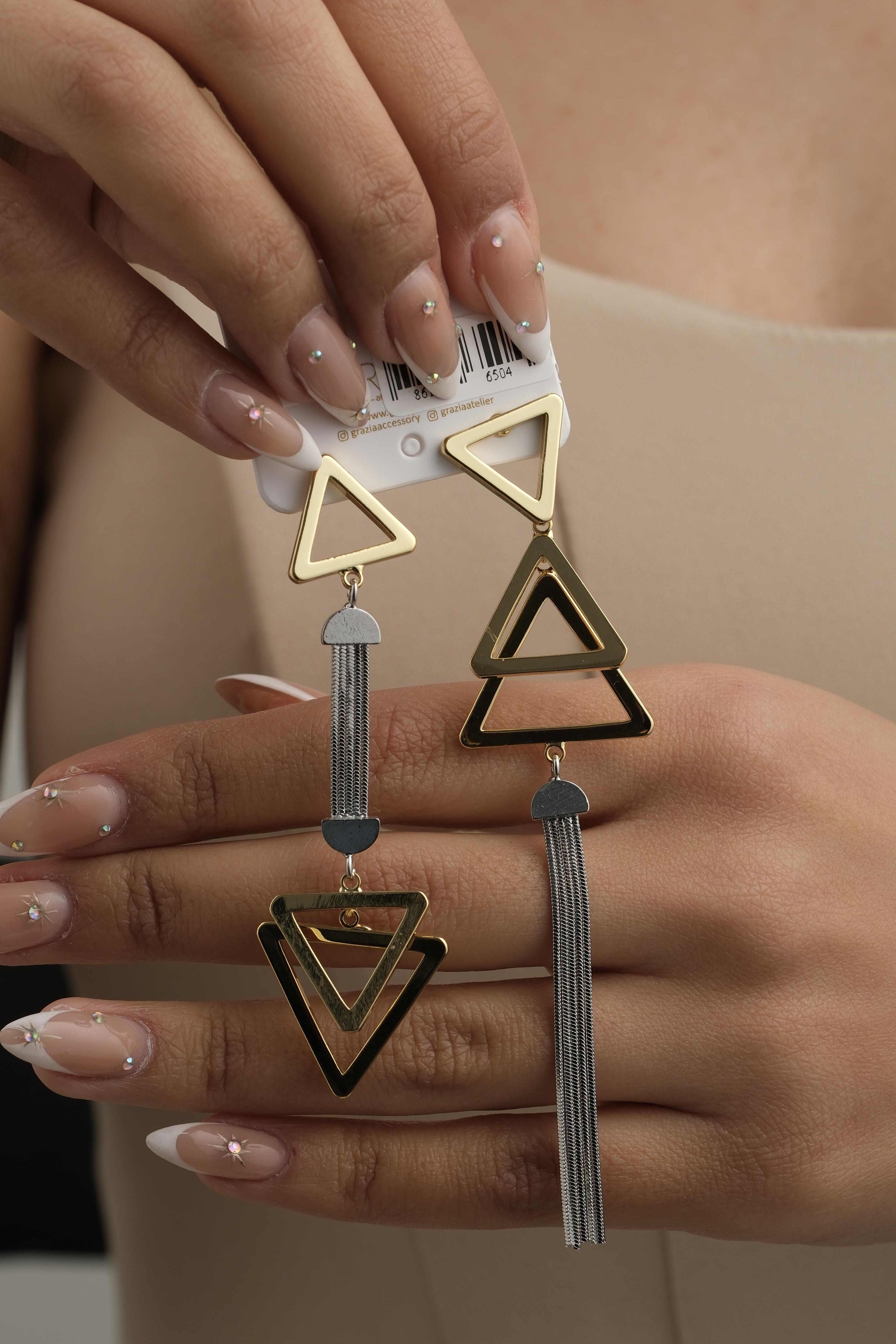 Uzun Püsküllü Üçgen Küpe