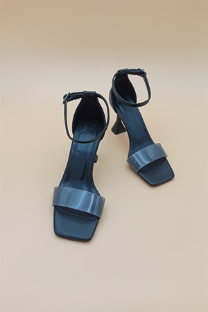 ''JAZYY'' Ökçe Detaylı Şeffaf Tek Bant Yüksek Topuklu Ayakkabı Siyah - Penne ShoesTOPUKLU MODELLER 💜PENNEW1205-202PENNE''JAZYY'' Ökçe Detaylı Şeffaf Tek Bant Yüksek Topuklu Ayakkabı Siyah