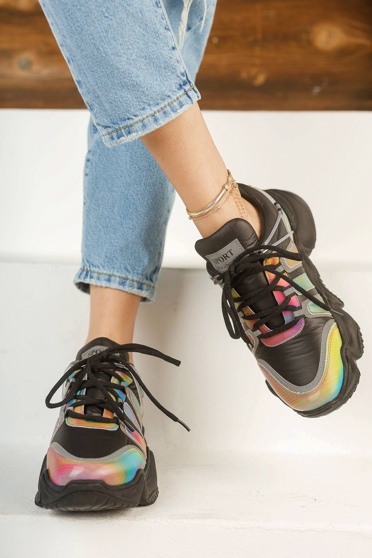 YOLANTE'' Hologram Malzeme Detaylı Bağcıklı Kalın Taban Siyah Spor Ayakkabı  - Penne Shoes