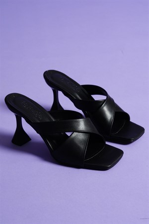 PRUNUS Ökçe Detaylı Yüksek Topuklu Terlik Siyah - Penne ShoesTERLİK & SANDALETPENNEW1205-211PENNEPRUNUS Ökçe Detaylı Yüksek Topuklu Terlik Siyah - Penne Shoes