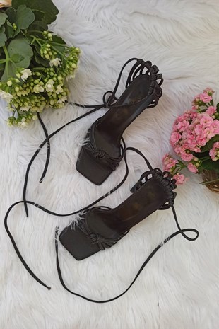 'HELENY' Ökçe Detaylı İnce Biye Bilekten Bağlamalı Siyah Topuklu Ayakkabı - Penne ShoesTOPUKLU AYAKKABIPENNEMSL11070PENNE'HELENY' Ökçe Detaylı İnce Biye Bilekten Bağlamalı Siyah Topuklu Ayakkabı