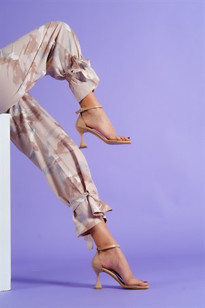 ''JAZYY'' Ökçe Detaylı Şeffaf Tek Bant Yüksek Topuklu Ayakkabı Nude - Penne ShoesTOPUKLU MODELLERPENNEW1205-202PENNE''JAZYY'' Ökçe Detaylı Şeffaf Tek Bant Yüksek Topuklu Ayakkabı Nude