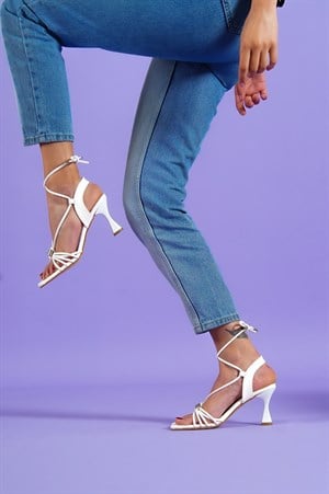 'ORİSANA' Taş Detaylı İnce Biye Bilekten Bağlamalı Kadeh Ökçe  Beyaz Topuklu Ayakkabı - Penne ShoesTOPUKLU MODELLERPENNEW1208-849PENNE'ORİSANA' Taş Detaylı İnce Biye Bilekten Bağlamalı Kadeh Ökçe Beyaz Topuklu Ayakkabı