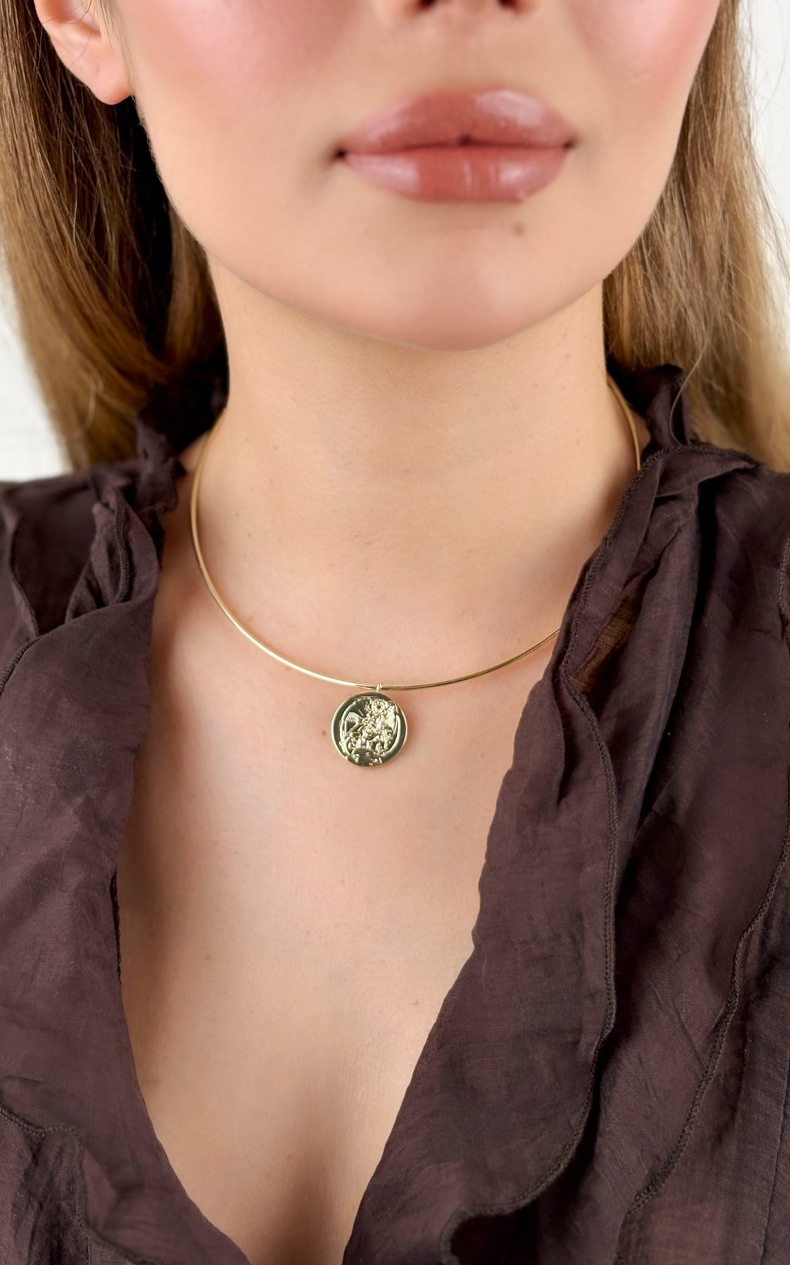 Ezme Plaka Figürlü Choker Kolye