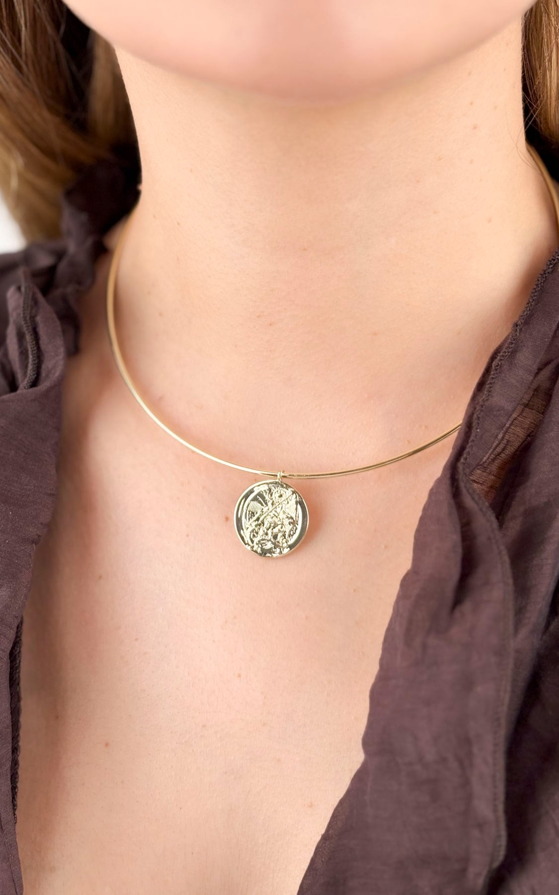 Ezme Plaka Figürlü Choker Kolye