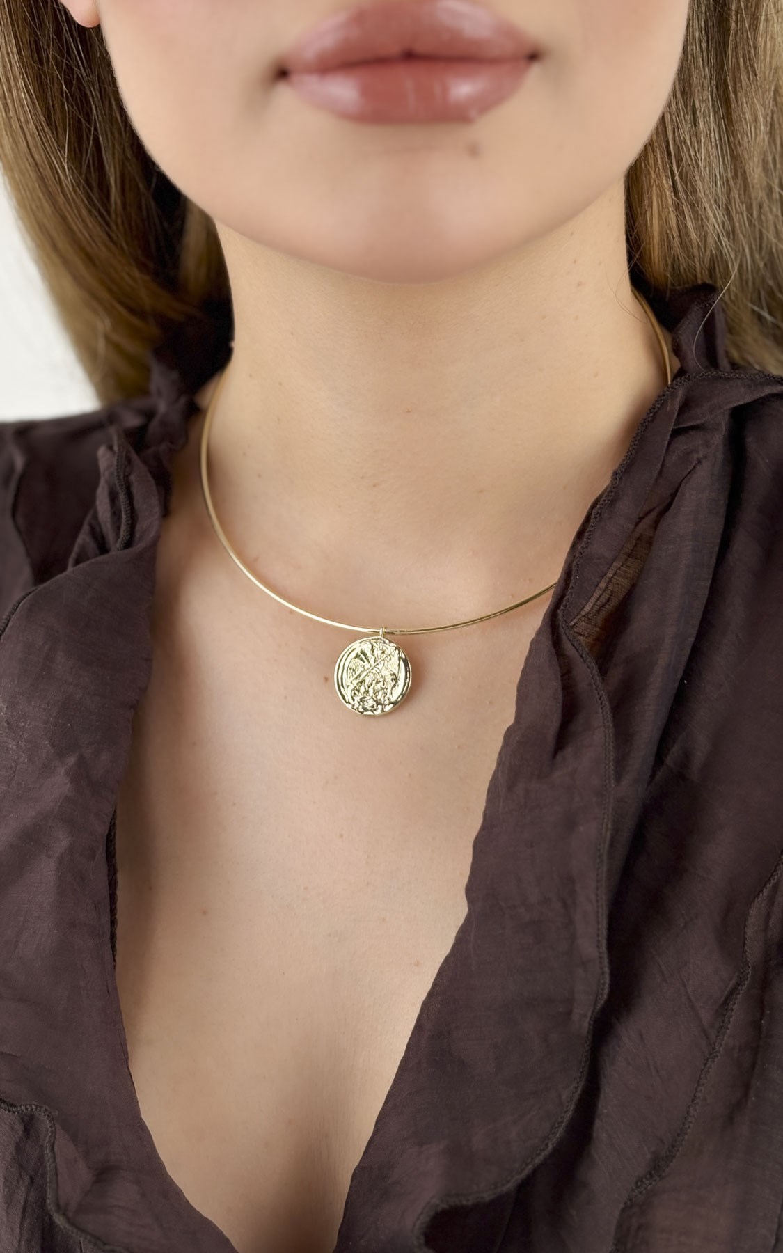 Ezme Plaka Figürlü Choker Kolye