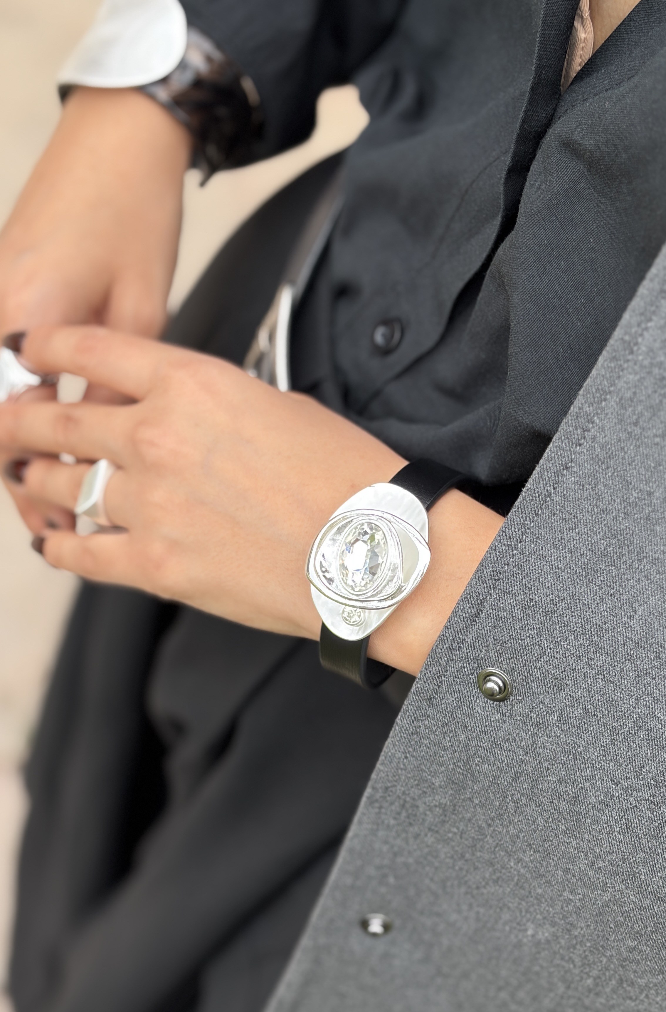 Oval Taş Detaylı Geometrik Formlu Mat Silver Deri Mıknatıslı Bileklik