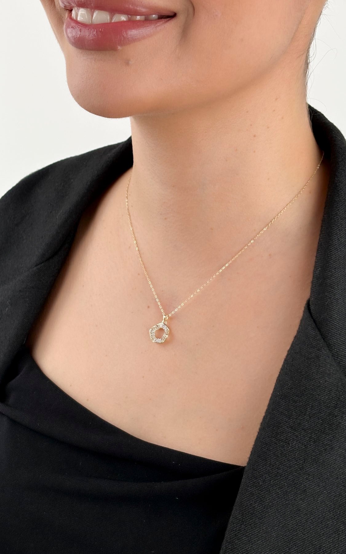 Zirkon Taşlı Daire Dalgalı Figürlü Gold Kolye