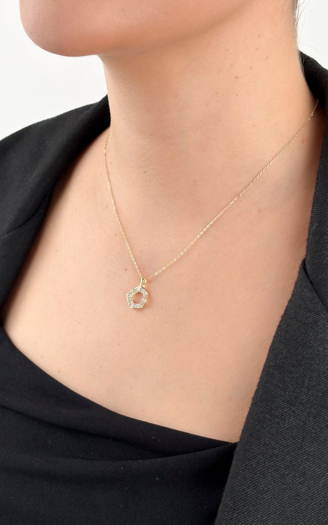 Zirkon Taşlı Daire Dalgalı Figürlü Gold Kolye