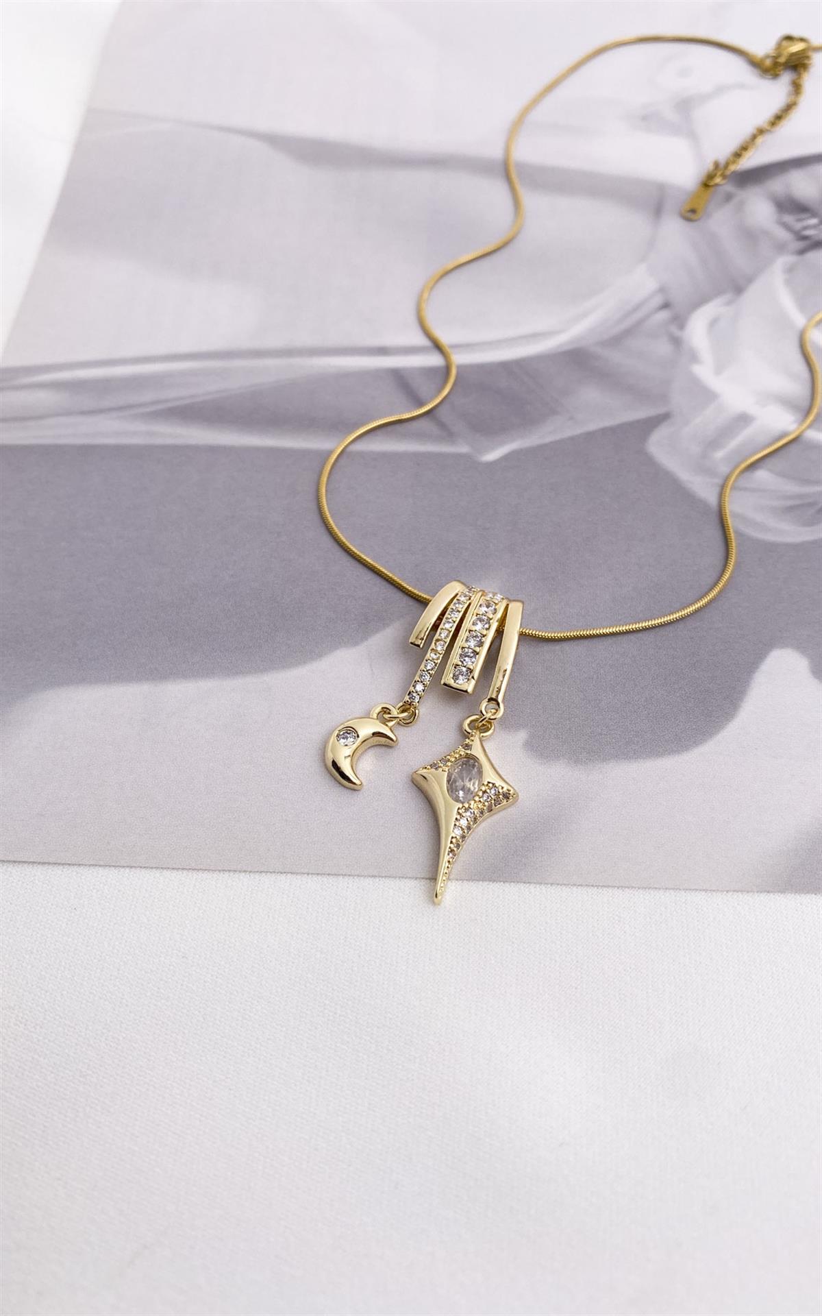 Ay ve Yıldız Figürlü Gold Çelik Kolye