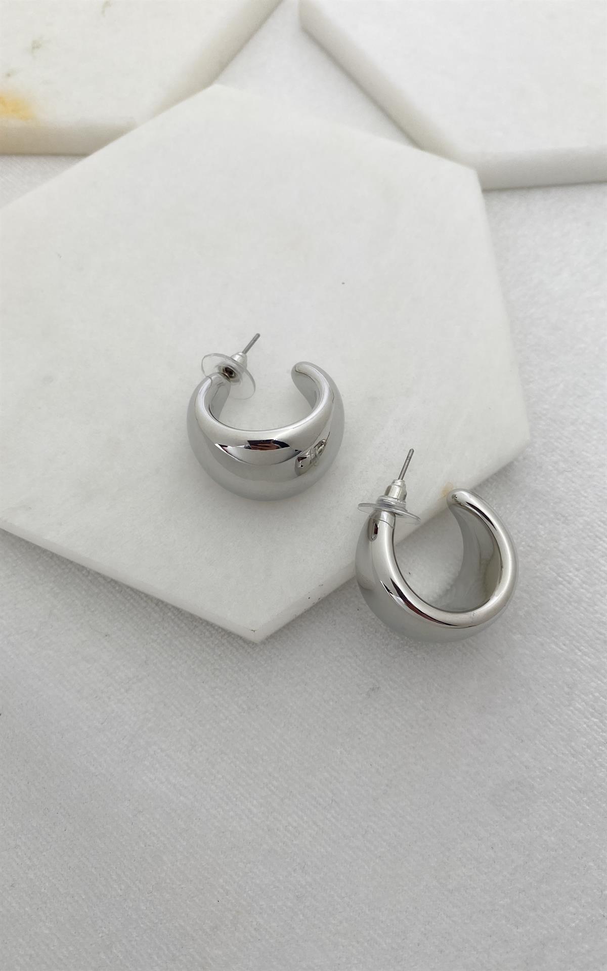 Bombeli Gümüş Yarım Halka Küpe