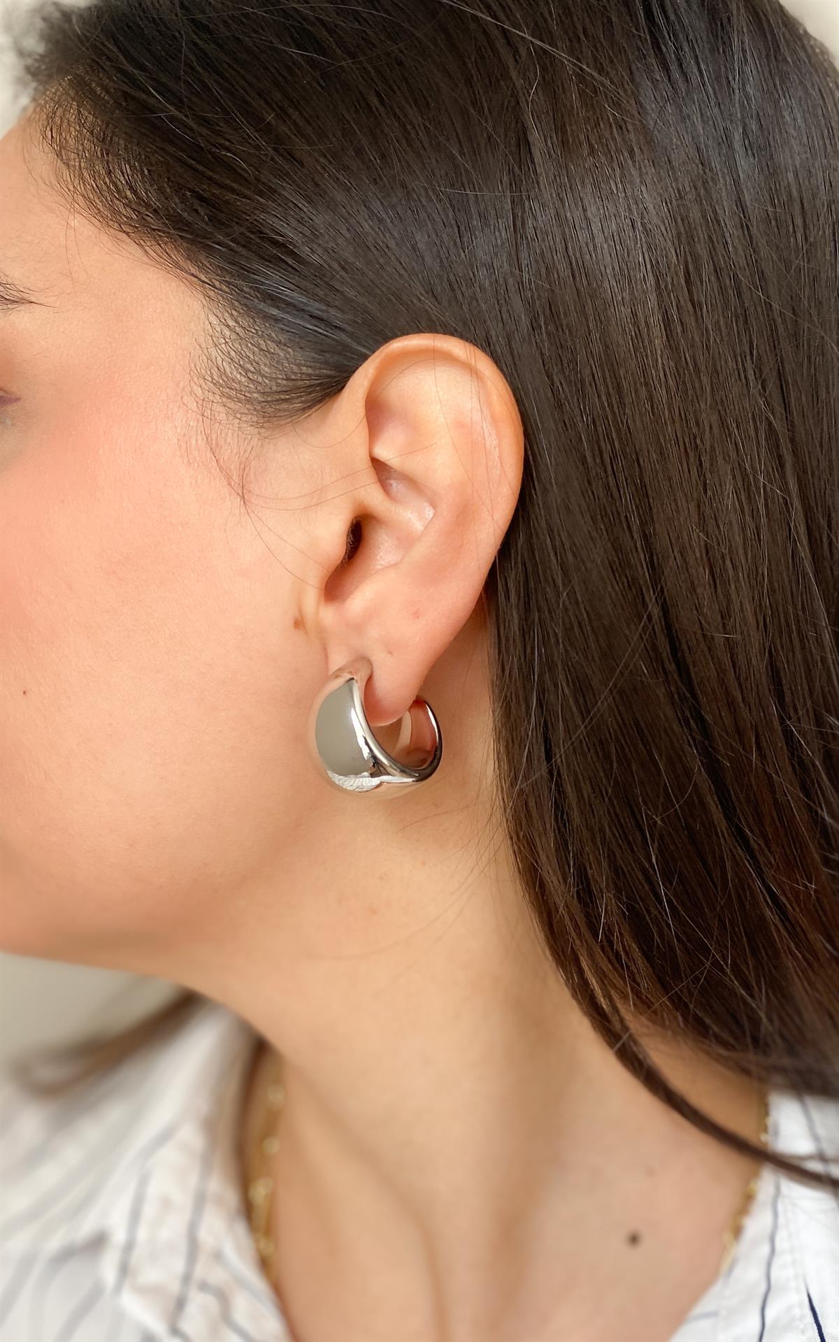 Bombeli Gümüş Yarım Halka Küpe