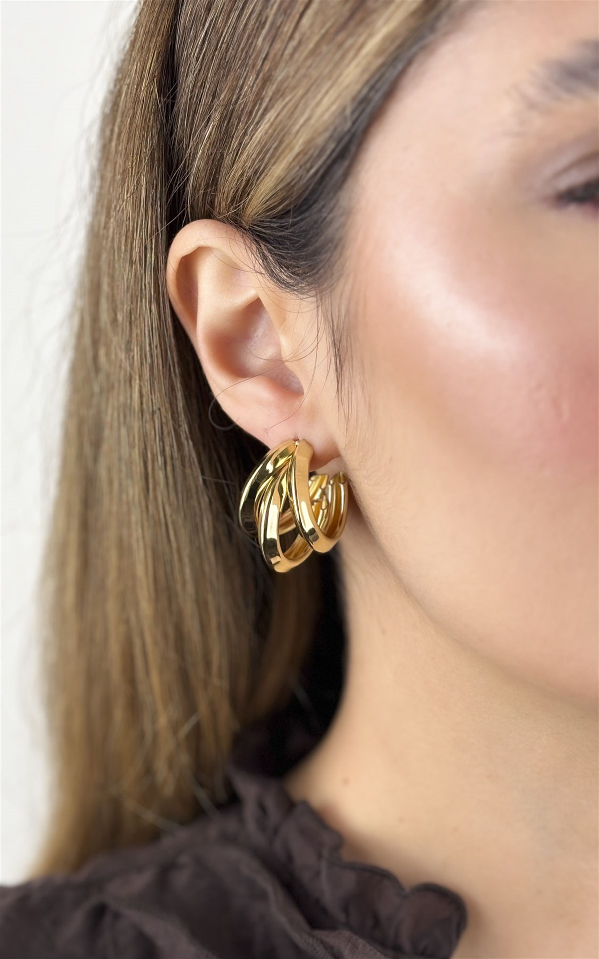 Bombeli Şeritli Yarım Halka Küpe