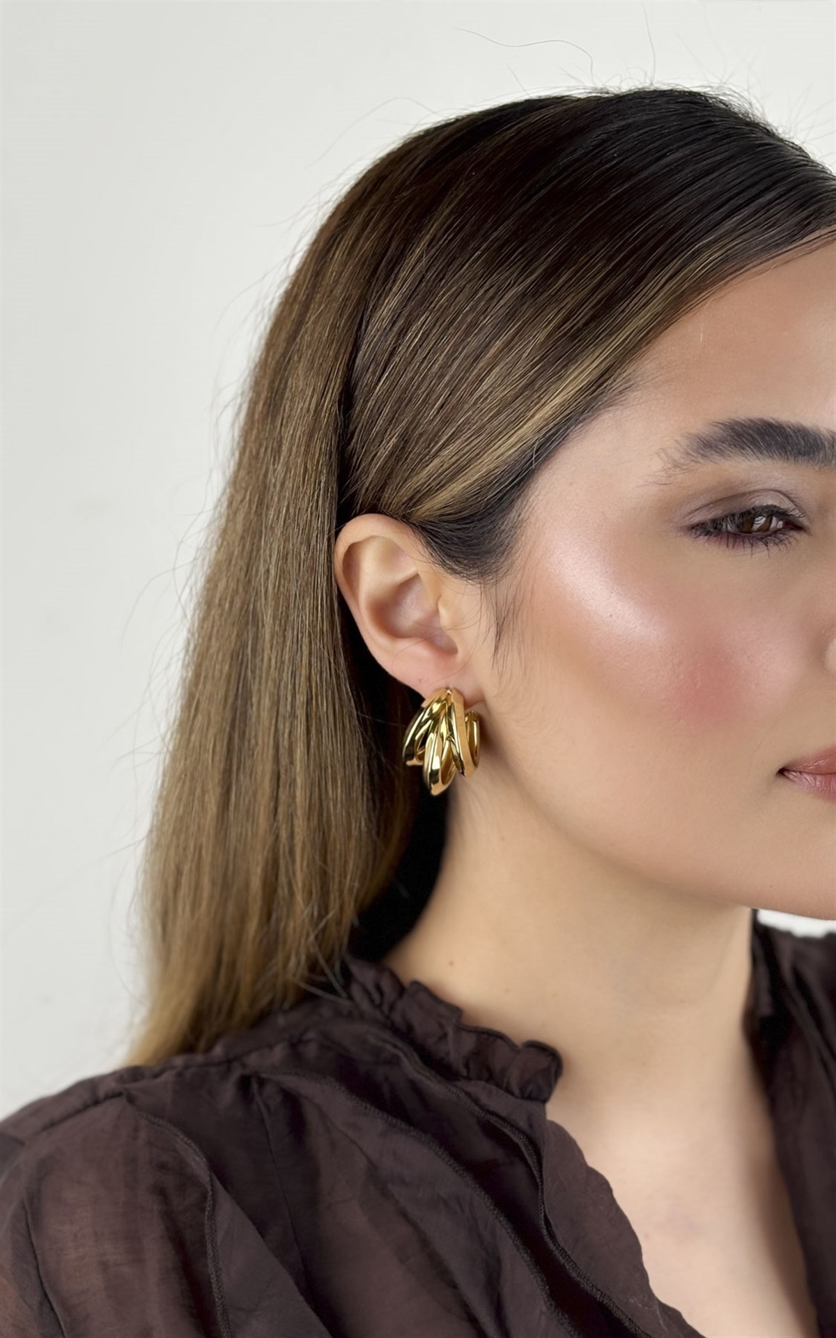 Bombeli Şeritli Yarım Halka Küpe