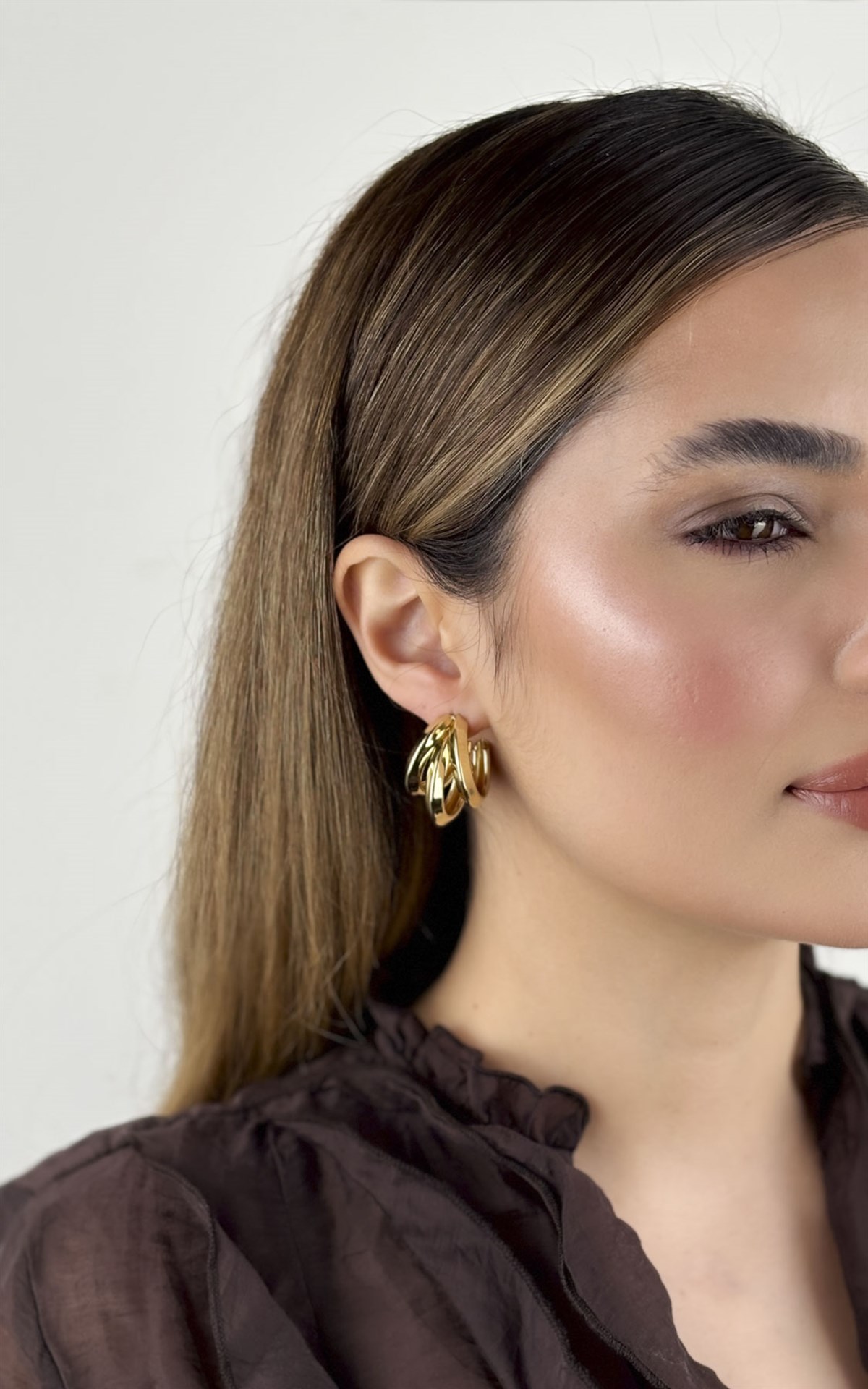 Bombeli Şeritli Yarım Halka Küpe