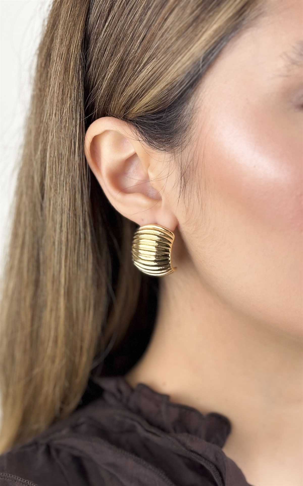 Bombeli Tırtıklı Yarım Halka Küpe