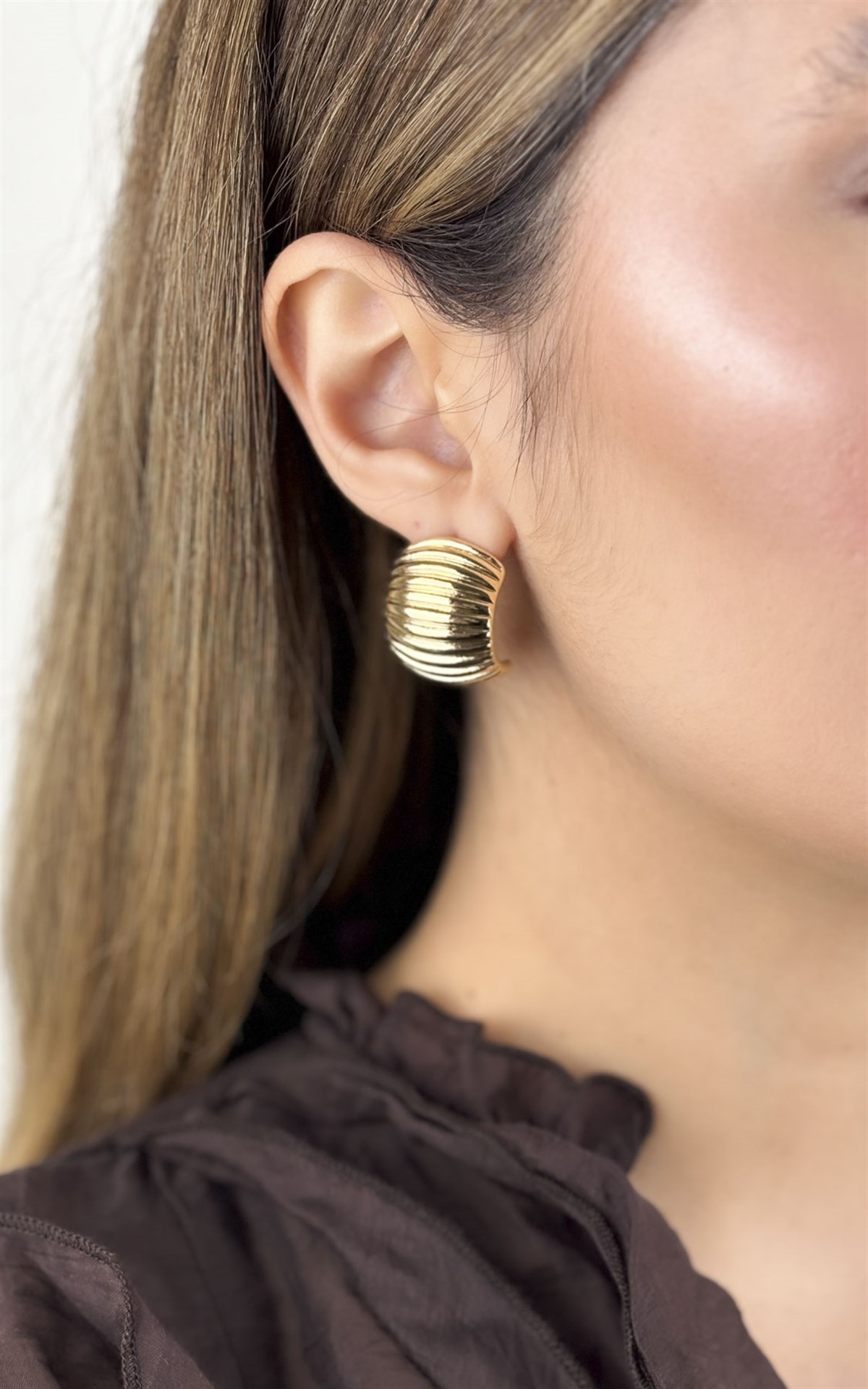 Bombeli Tırtıklı Yarım Halka Küpe