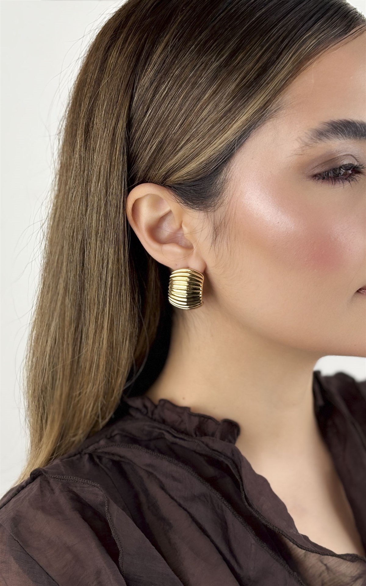 Bombeli Tırtıklı Yarım Halka Küpe