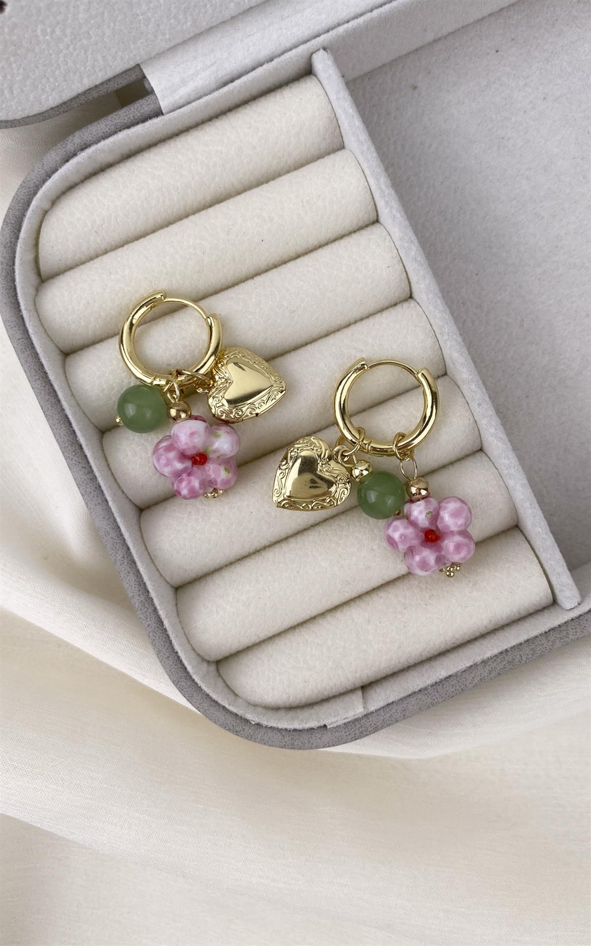 Çiçek Figürlü Kalp Detaylı Gold Halka Küpe