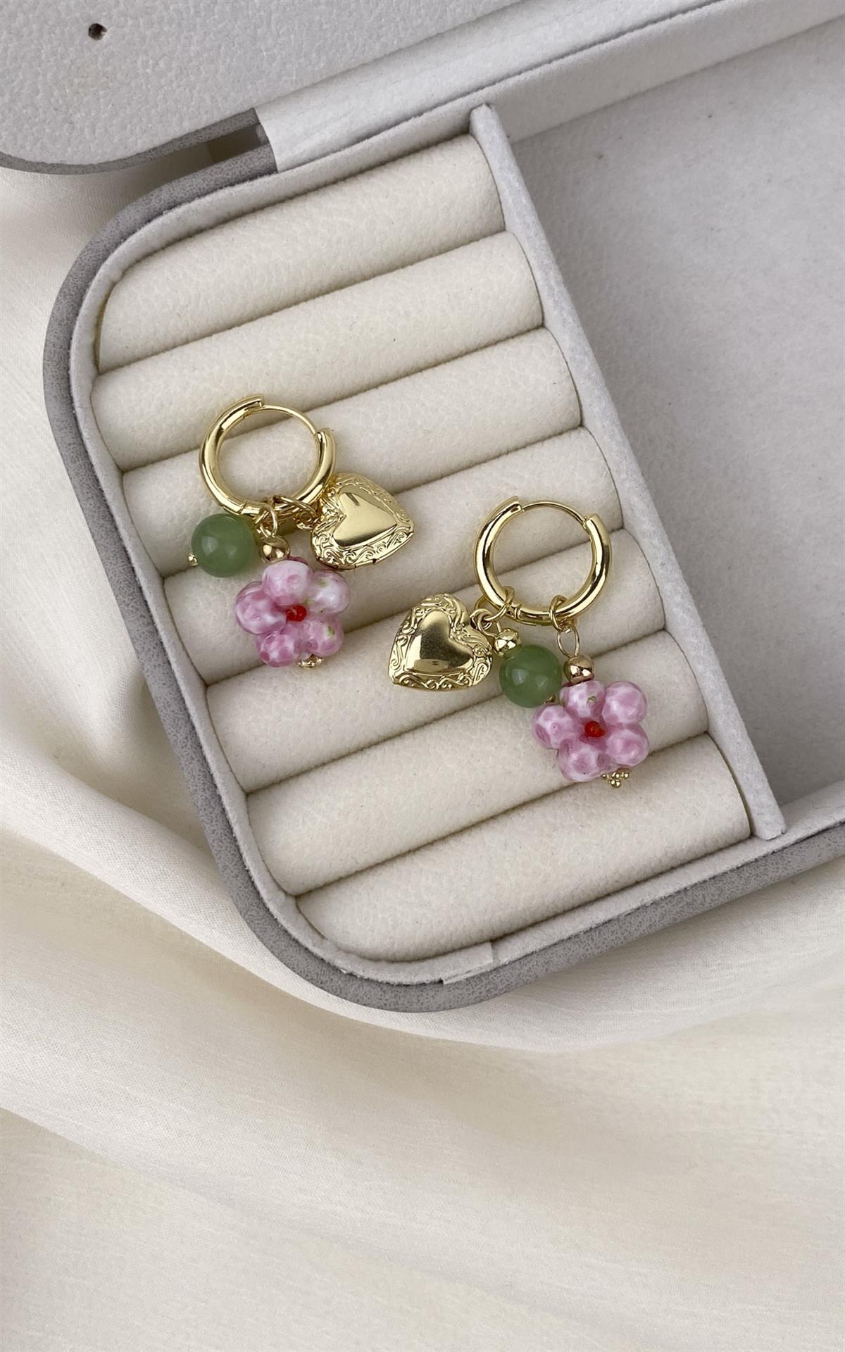 Çiçek Figürlü Kalp Detaylı Gold Halka Küpe