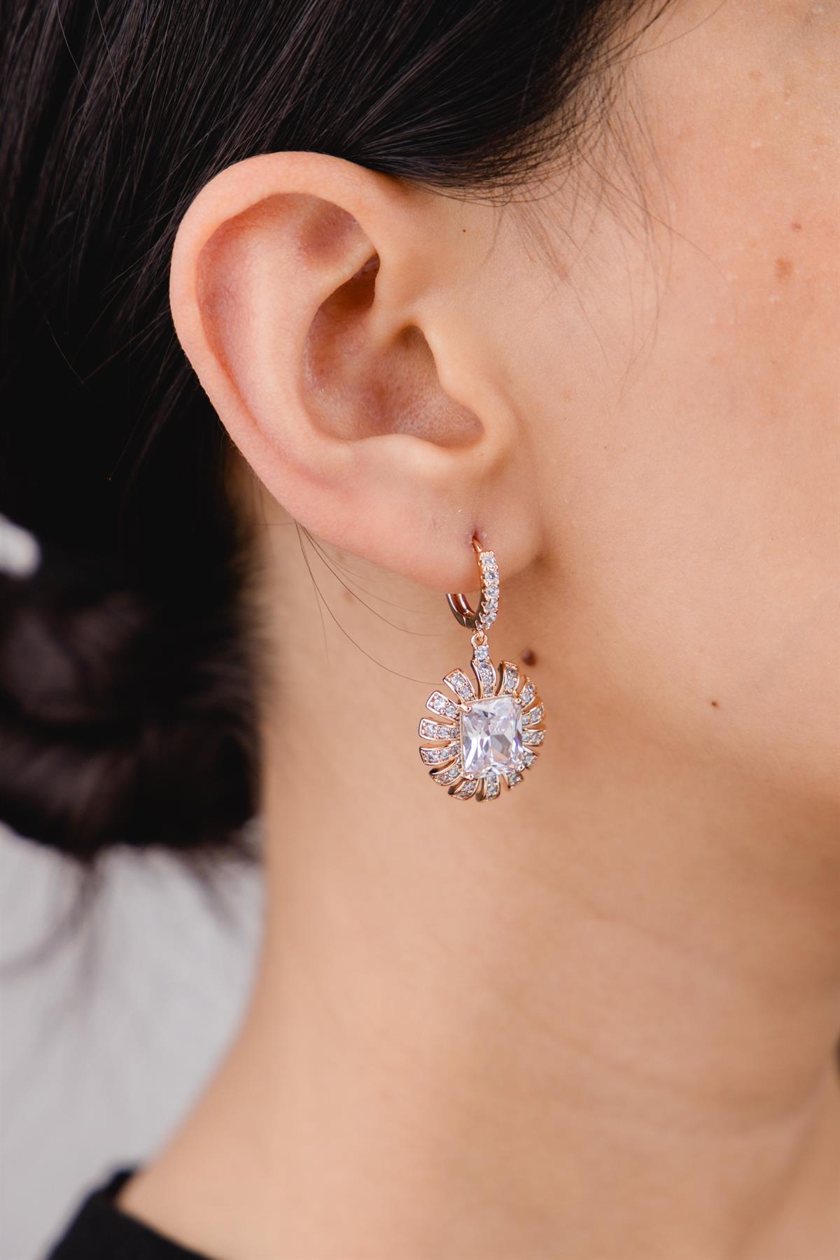 Çiçek Figürlü Taş Detaylı Gold Halka Küpe