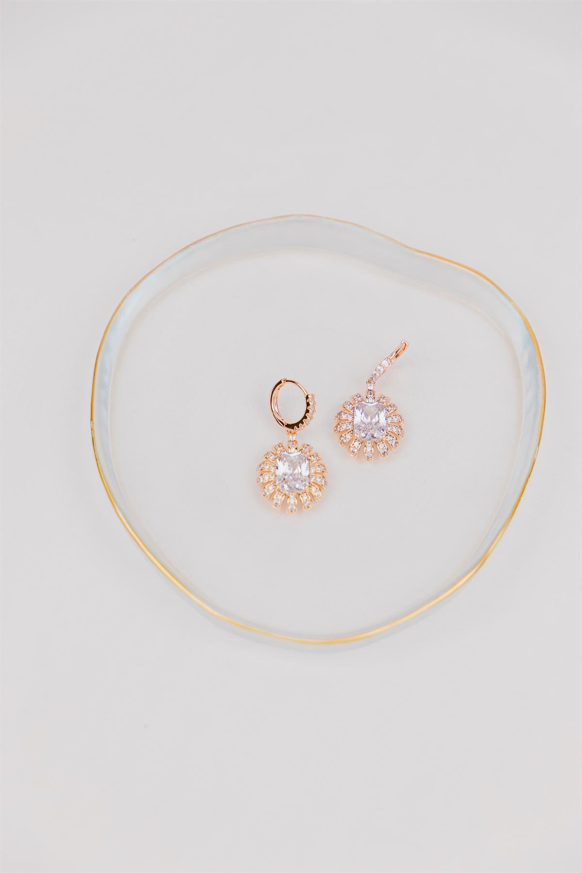 Çiçek Figürlü Taş Detaylı Gold Halka Küpe