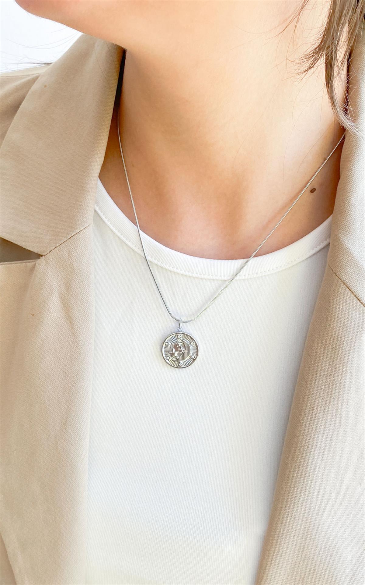 Daire Plaka Ay ve Yıldız Desenli Taş Detaylı Gümüş Çelik Kolye