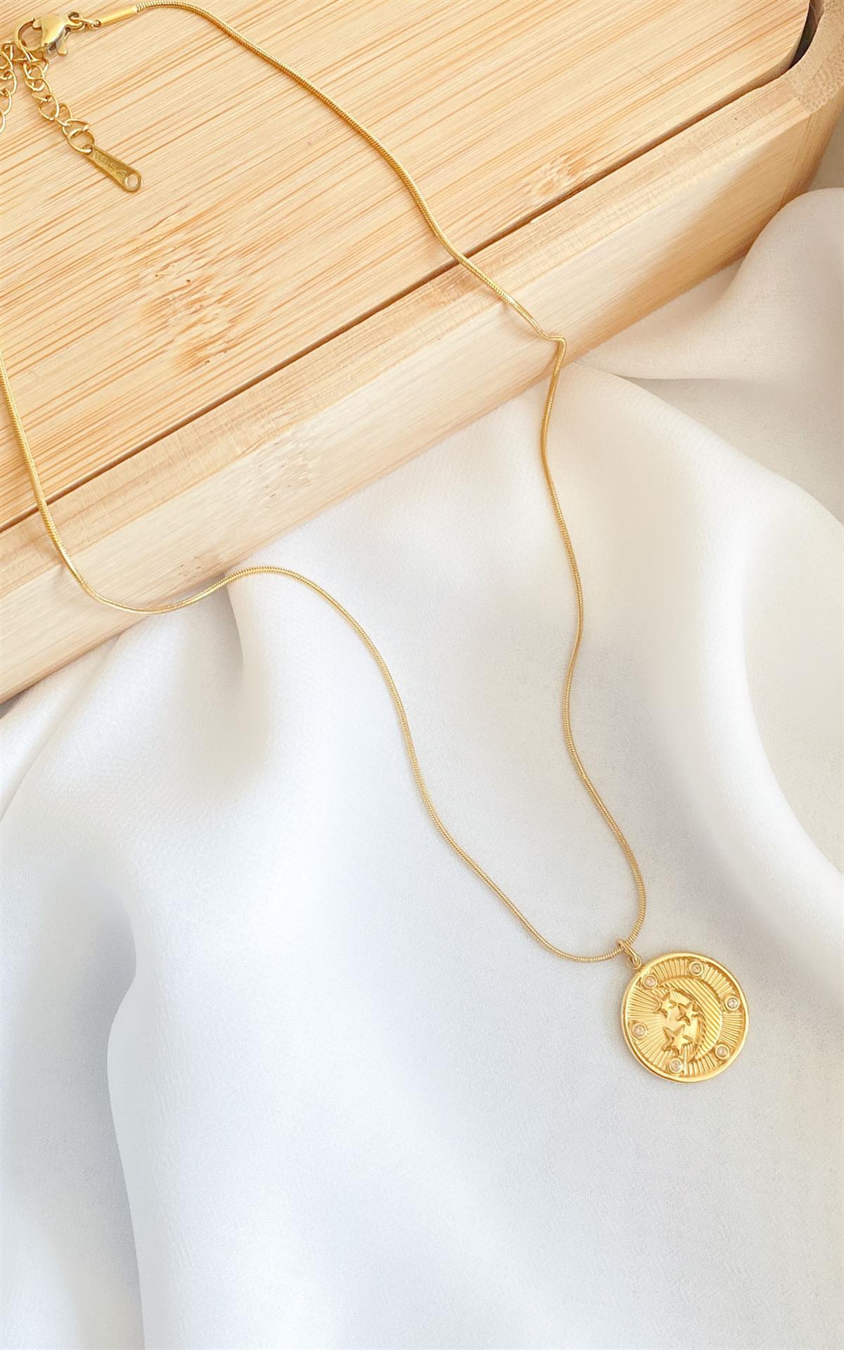 Daire Plaka Ay ve Yıldız Desenli Taş Detaylı Gold Çelik Kolye