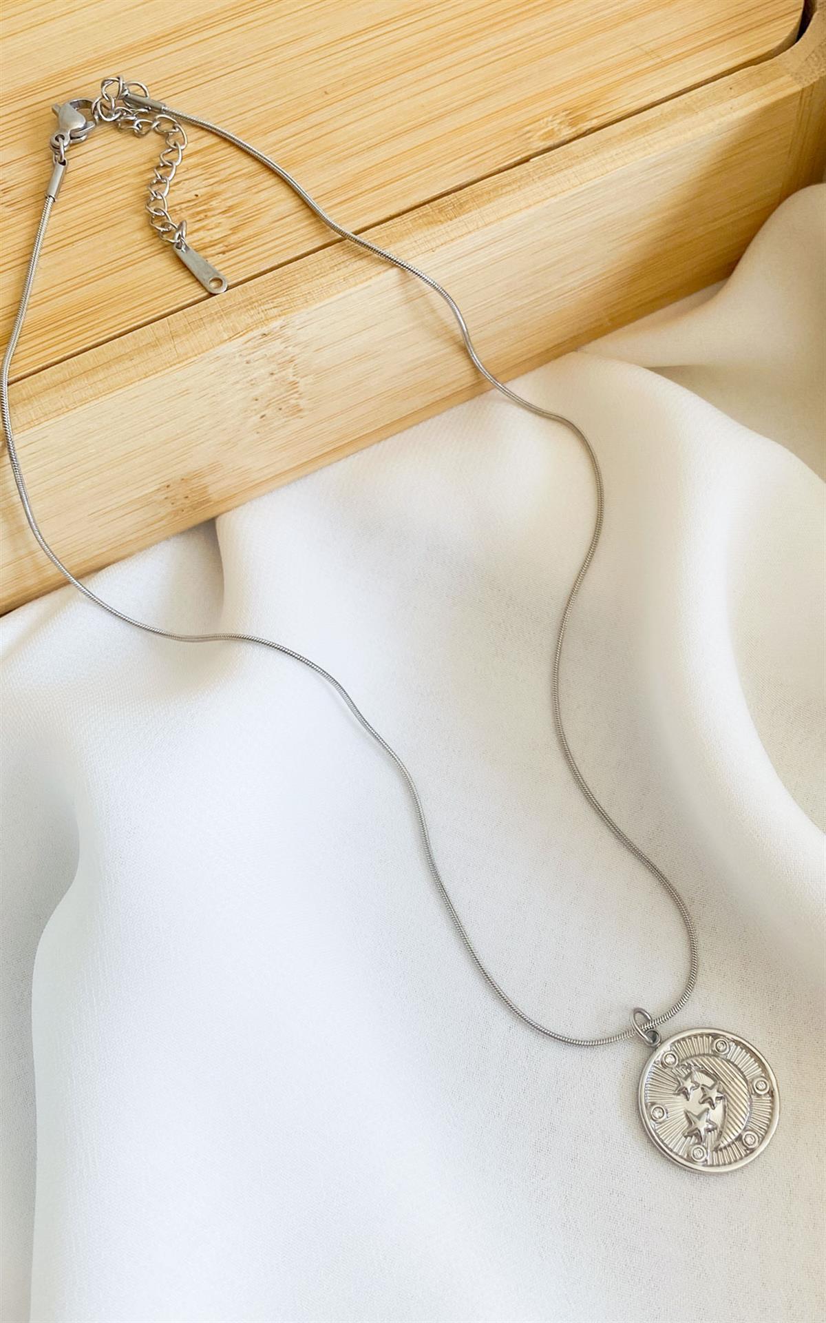 Daire Plaka Ay ve Yıldız Desenli Taş Detaylı Gümüş Çelik Kolye