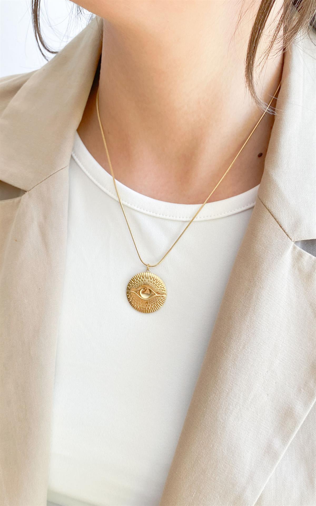 Daire Plaka Göz Desenli Gold Çelik Kolye