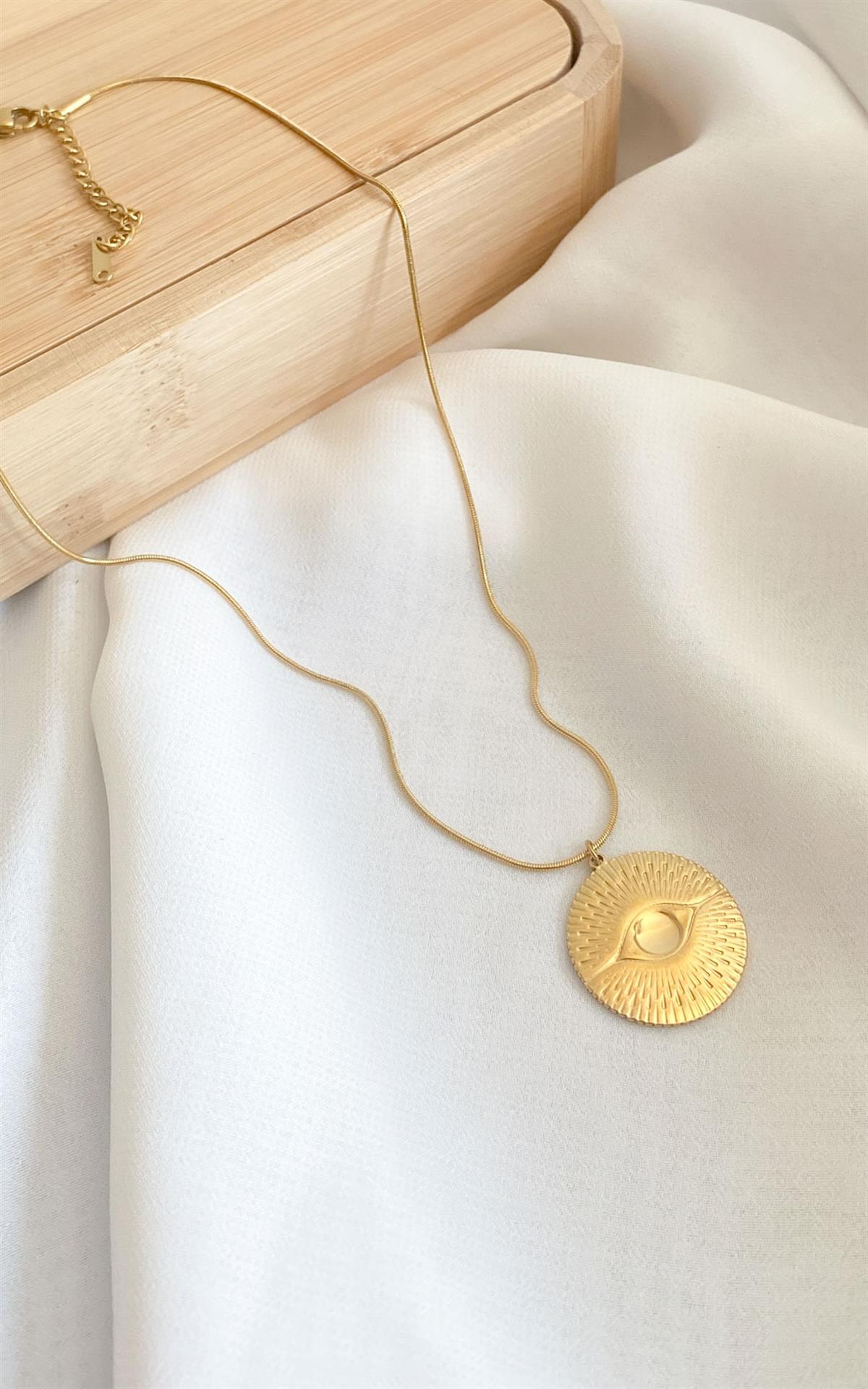 Daire Plaka Göz Desenli Gold Çelik Kolye