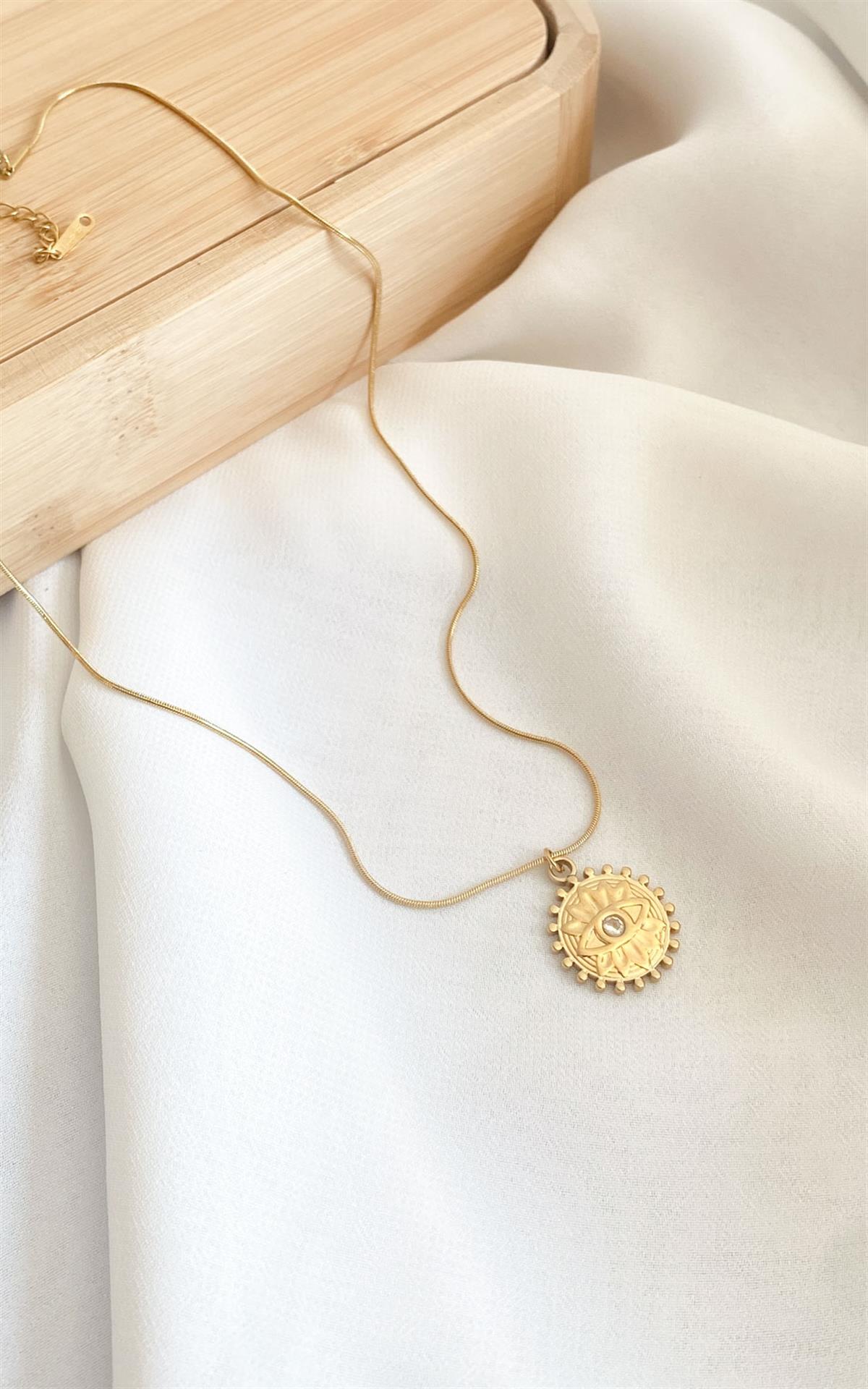 Daire Plaka Göz Desenli Taş Detaylı Gold Çelik Kolye