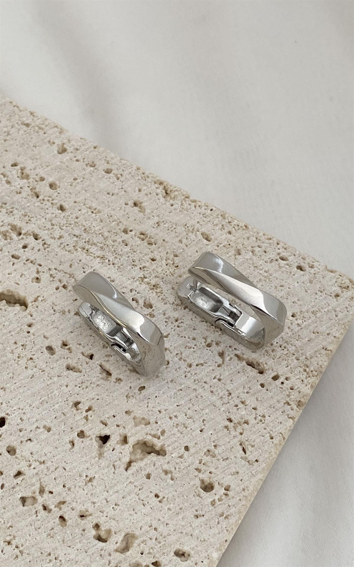 Dalga Formlu Gümüş Halka Küpe