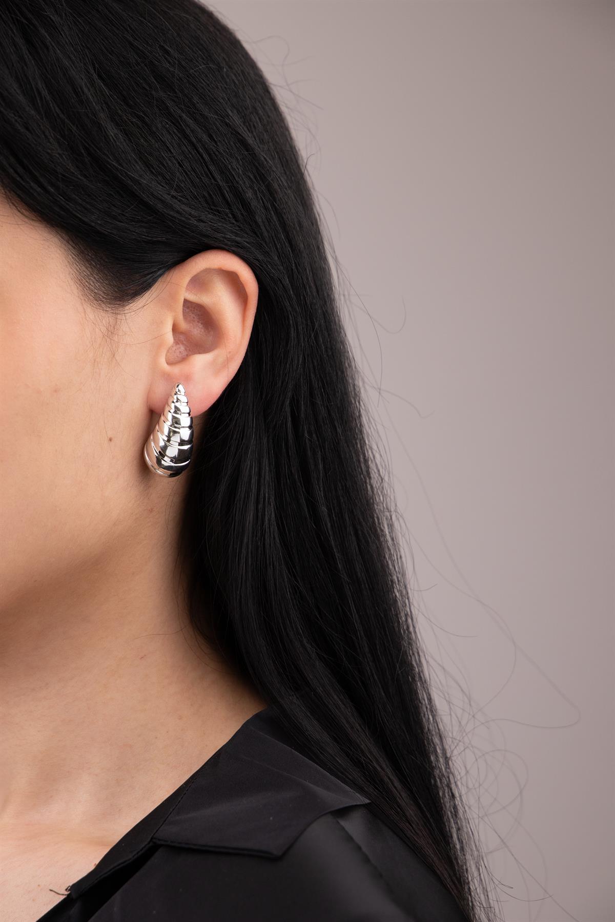 Damla Formlu Bombeli Kesik Detaylı Gümüş Küpe