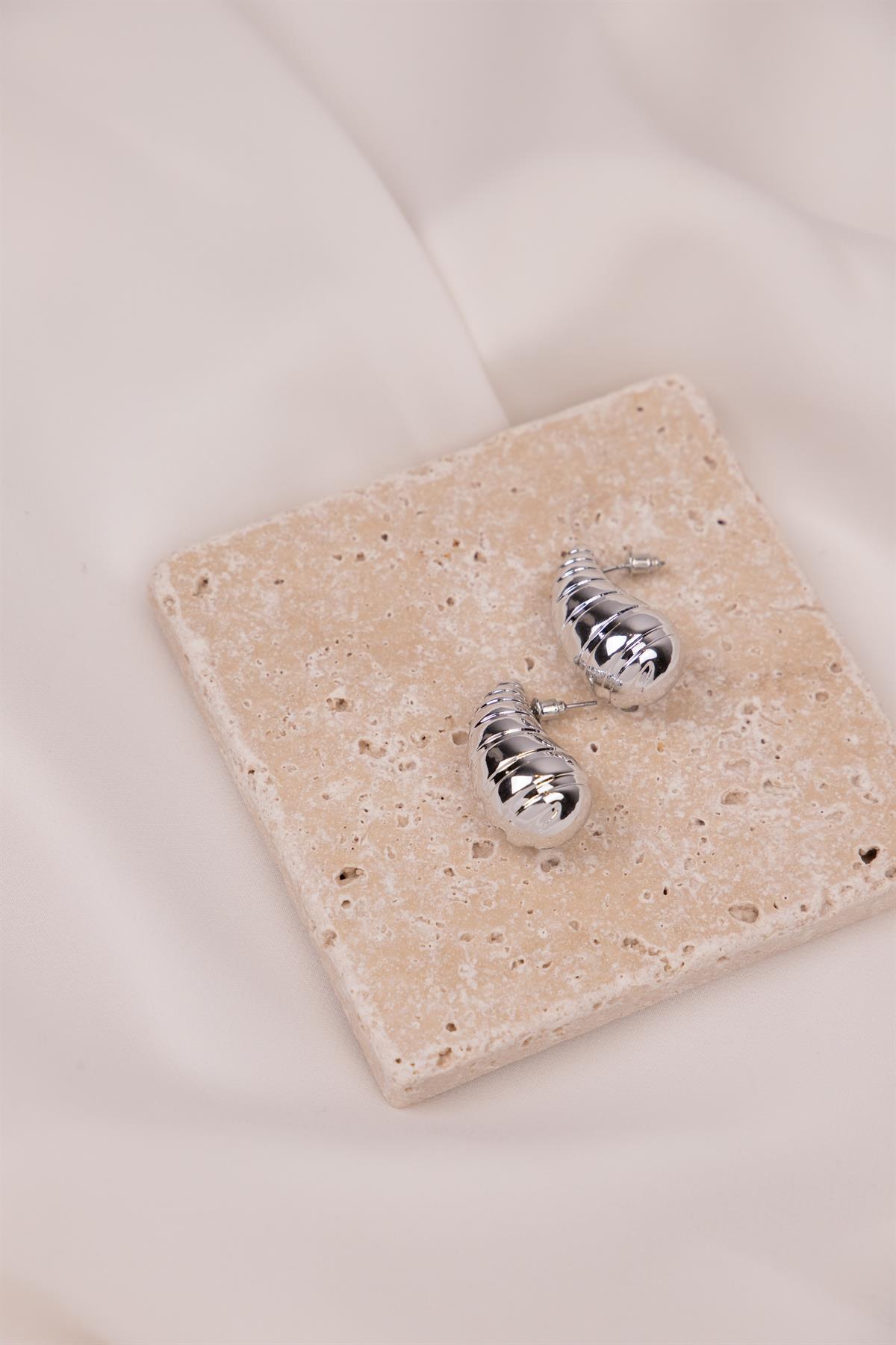 Damla Formlu Bombeli Kesik Detaylı Gümüş Küpe