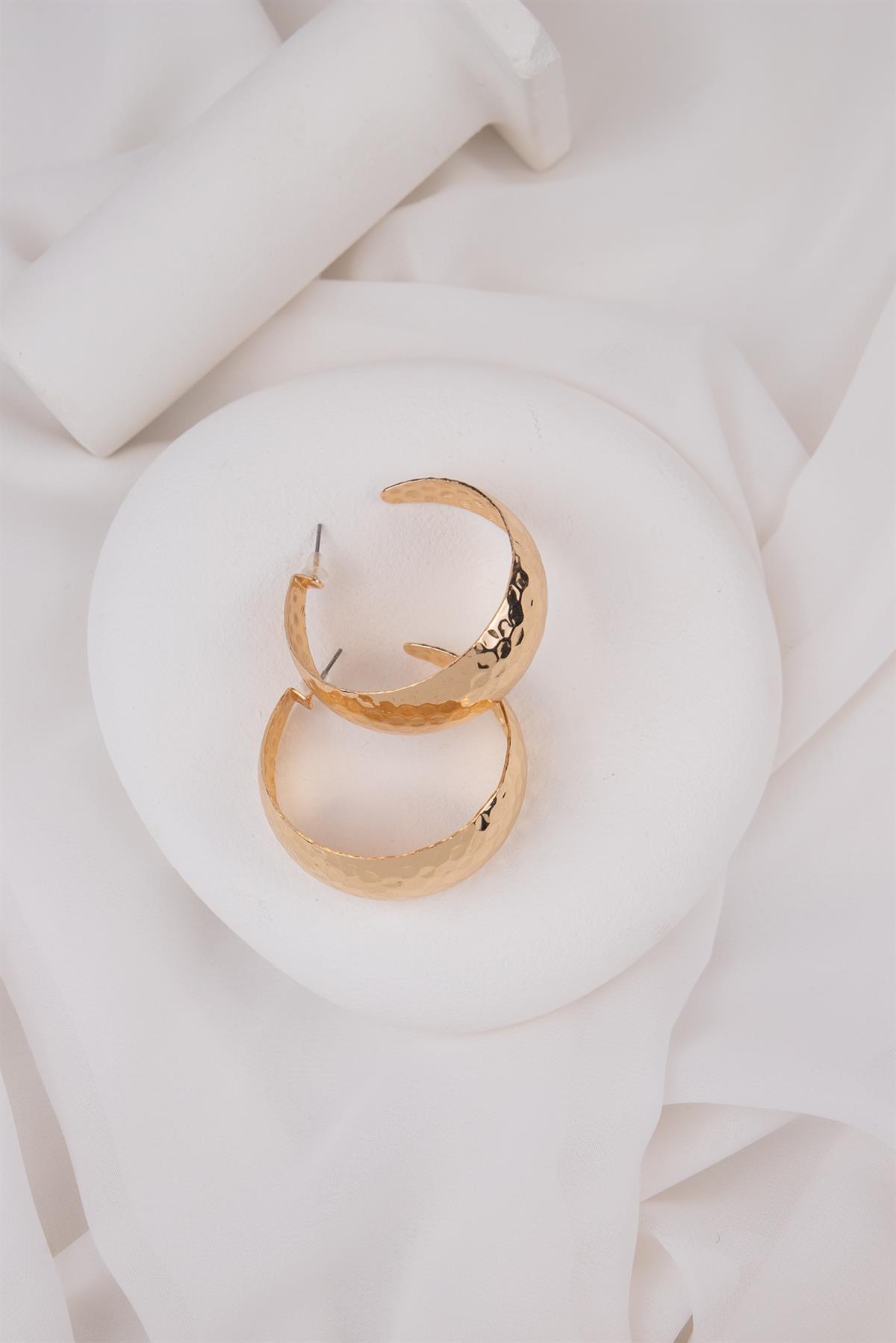 Desenli Plaka Gold Yarım Halka Küpe