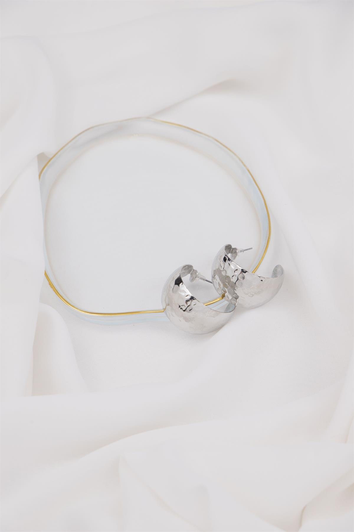 Desenli Plaka Gümüş Yarım Halka Küpe