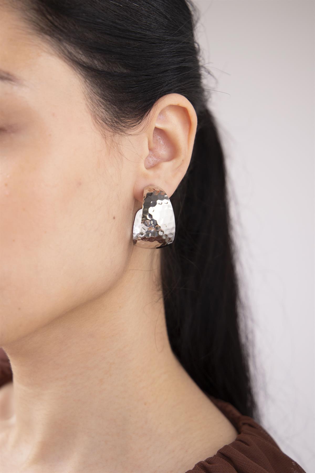 Desenli Plaka Gümüş Yarım Halka Küpe